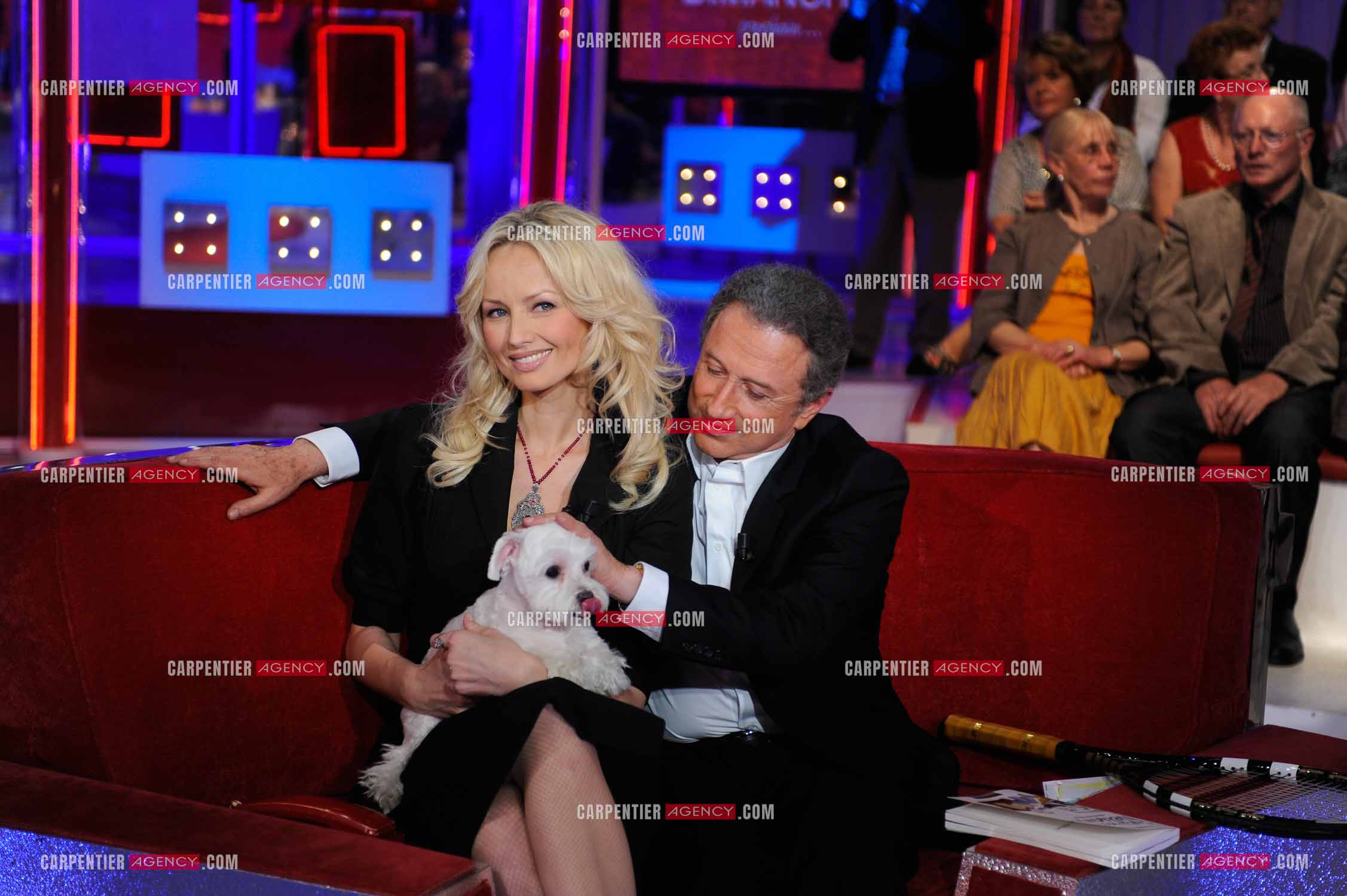 Le mannequin Adriana Karembeu et son petit Bichon nommé Tarzan invités dans l'émission de Michel Drucker " Vivement Dimanche " le 7 Mai 2009.'