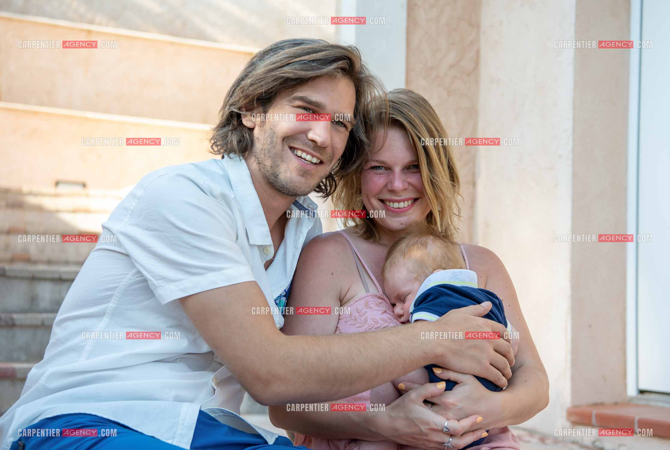 Le ténor Amaury Vassili lors de ses vacances d'été a Toulon dans le Var avec sa femme Stéphanie et leur petit garçon Anatoly tous juste agé de deux mois.   ( Exclusif )