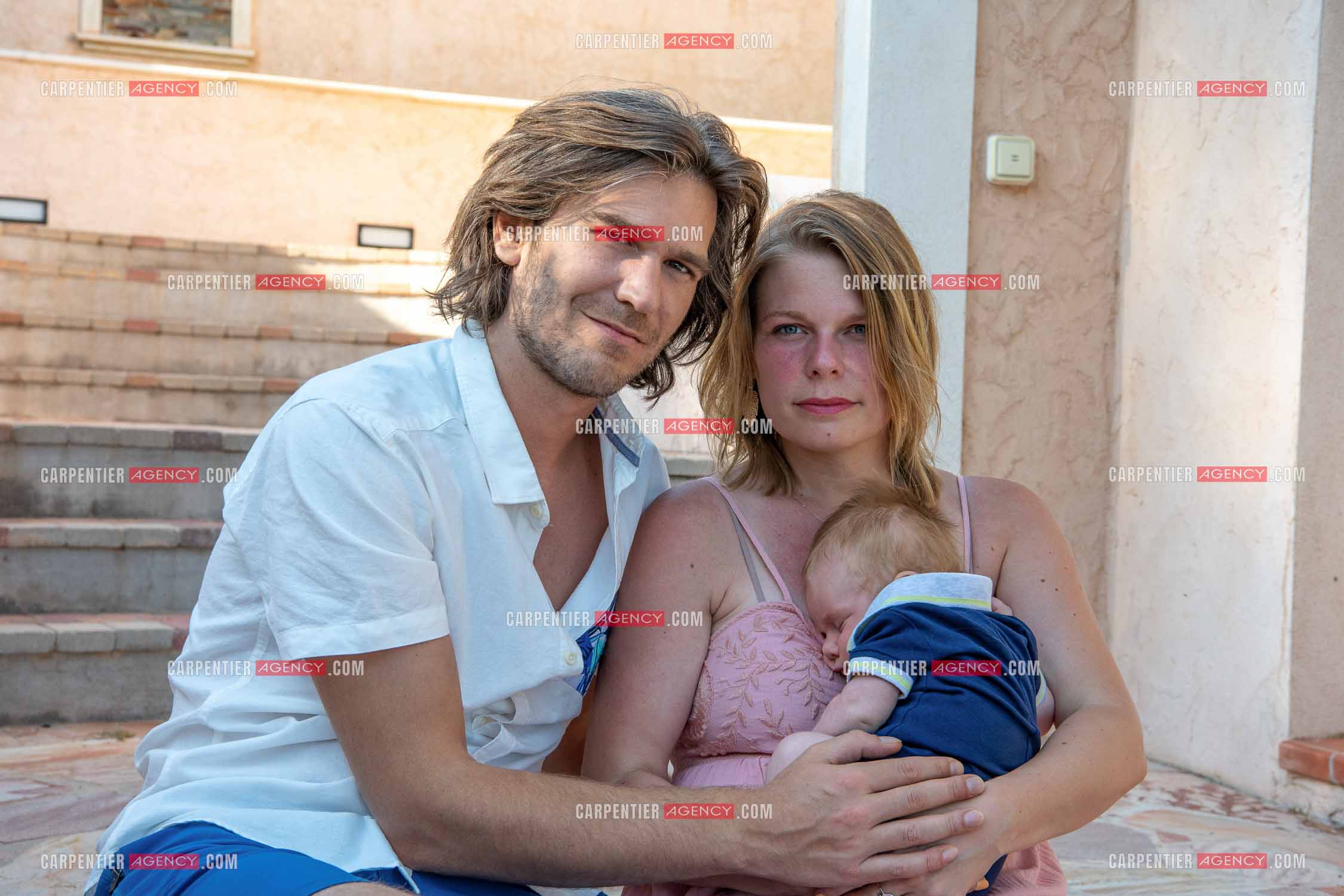 Le ténor Amaury Vassili lors de ses vacances d'été a Toulon dans le Var avec sa femme Stéphanie et leur petit garçon Anatoly tous juste agé de deux mois.   ( Exclusif )