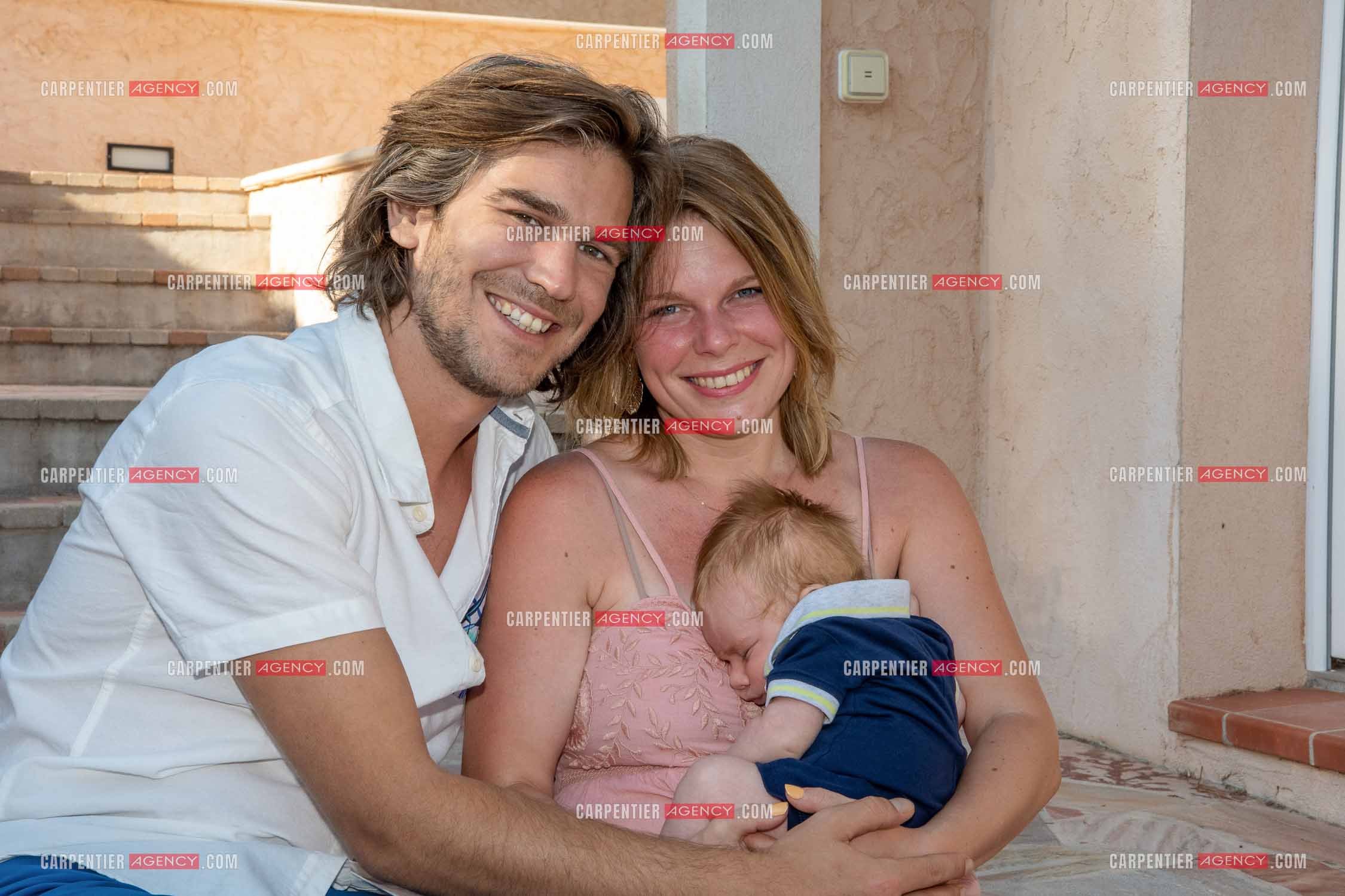 Le ténor Amaury Vassili lors de ses vacances d'été a Toulon dans le Var avec sa femme Stéphanie et leur petit garçon Anatoly tous juste agé de deux mois.   ( Exclusif )