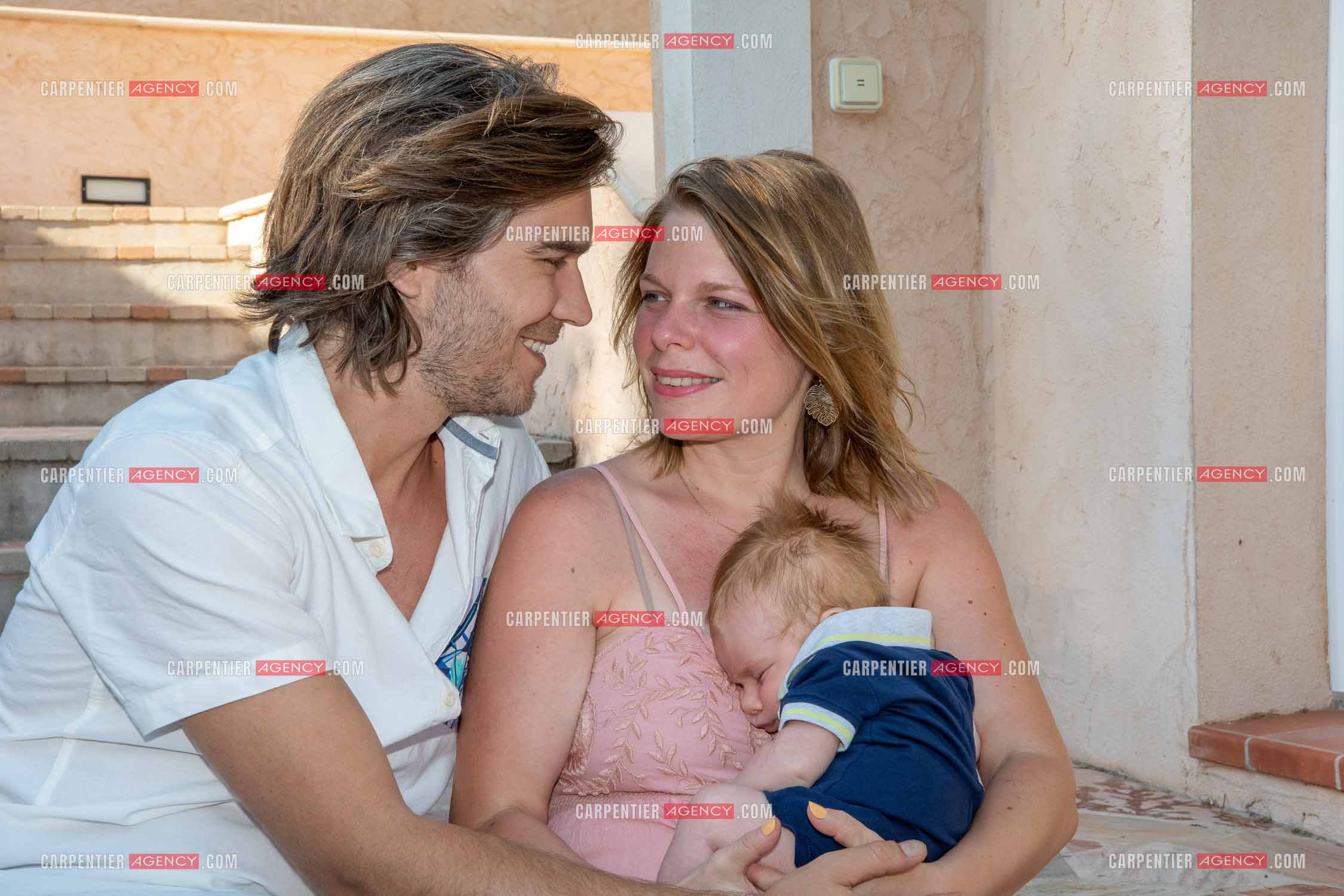 Le ténor Amaury Vassili lors de ses vacances d'été a Toulon dans le Var avec sa femme Stéphanie et leur petit garçon Anatoly tous juste agé de deux mois.   ( Exclusif )
