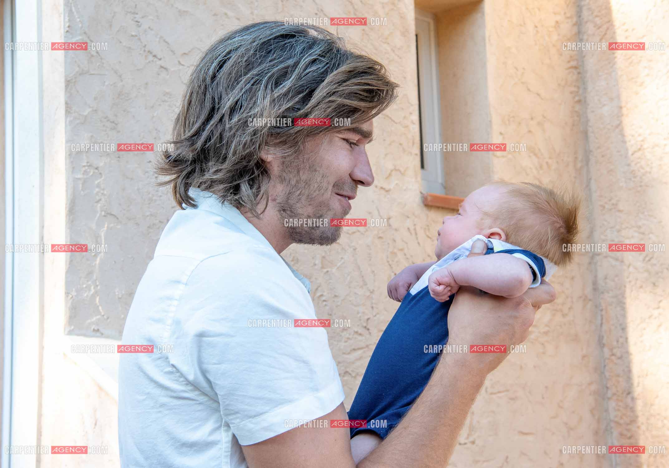 Le ténor Amaury Vassili lors de ses vacances d'été a Toulon dans le Var avec son petit garçon Anatoly tous juste agé de deux mois.   ( Exclusif )