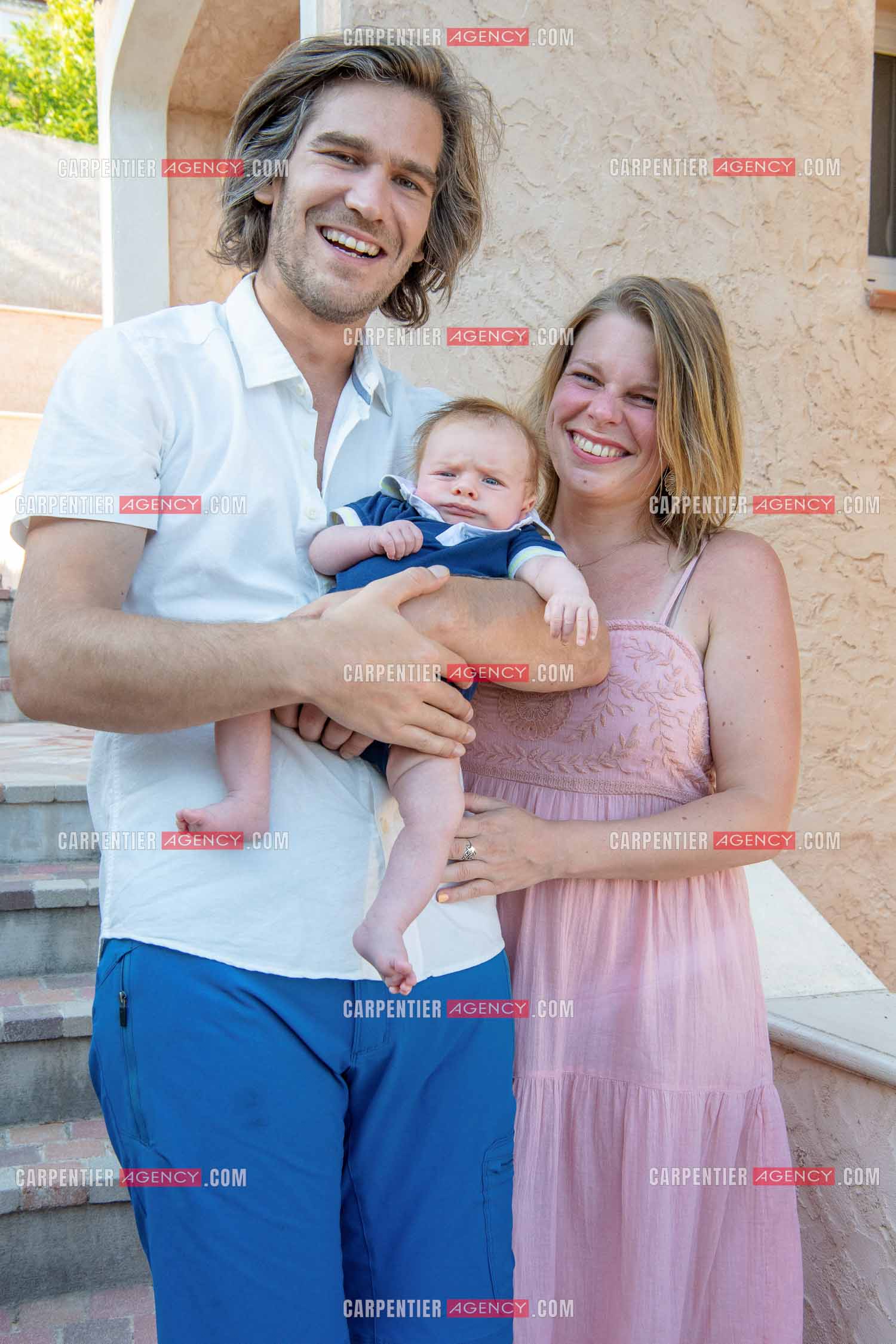Le ténor Amaury Vassili lors de ses vacances d'été a Toulon dans le Var avec sa femme Stéphanie et leur petit garçon Anatoly tous juste agé de deux mois.   ( Exclusif )