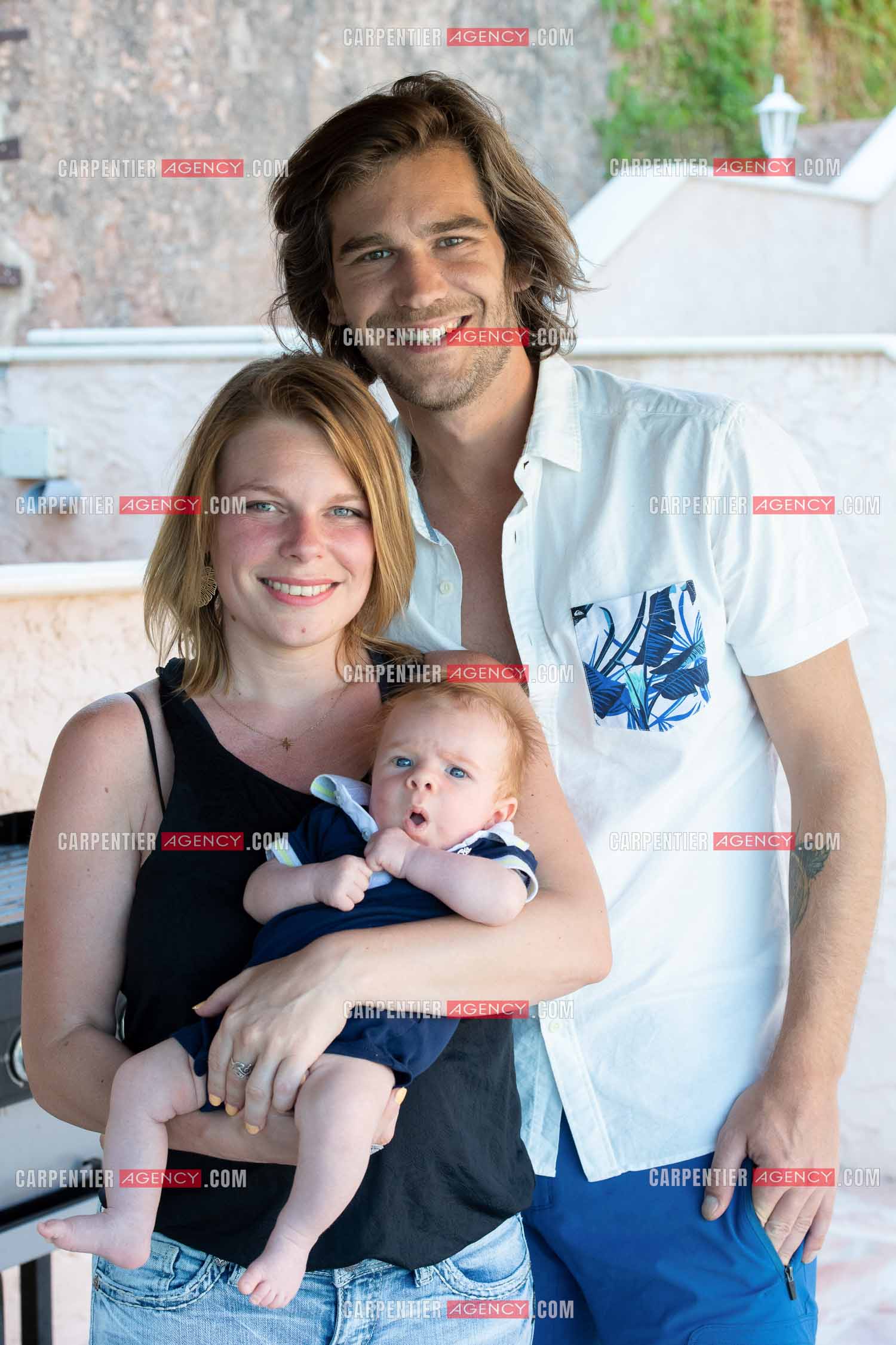 Le ténor Amaury Vassili lors de ses vacances d'été a Toulon dans le Var avec sa femme Stéphanie et leur petit garçon Anatoly tous juste agé de deux mois.   ( Exclusif )