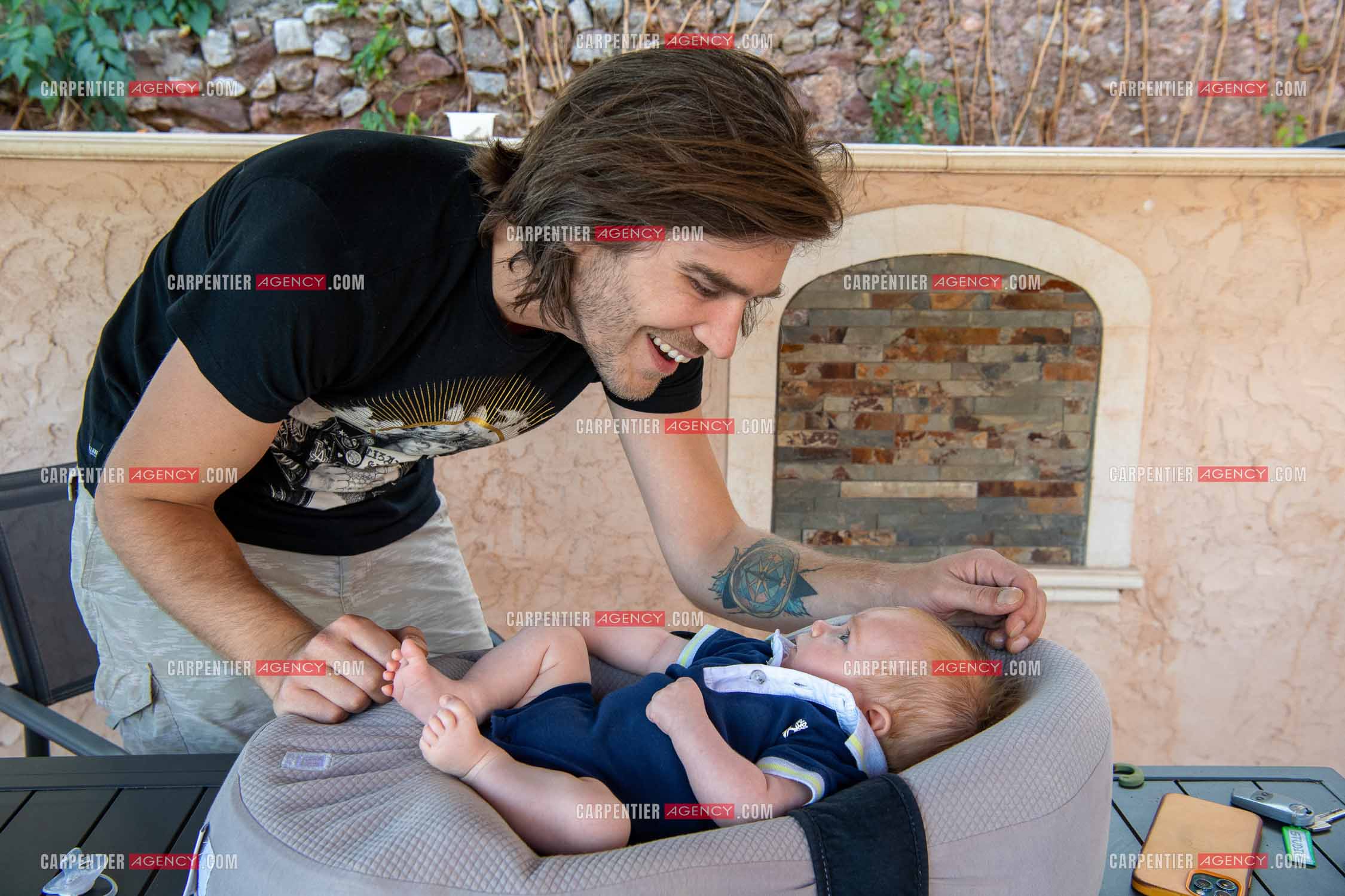 Le ténor Amaury Vassili lors de ses vacances d'été a Toulon dans le Var avec sa femme Stéphanie et leur petit garçon Anatoly tous juste agé de deux mois.   ( Exclusif )