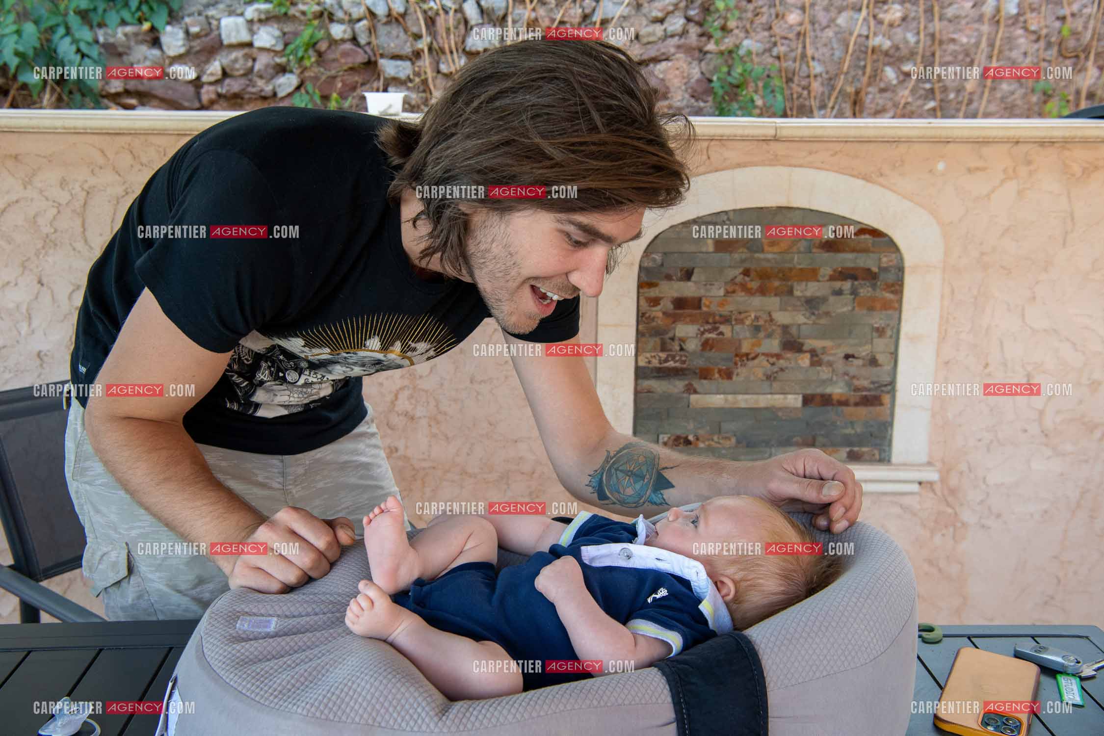 Le ténor Amaury Vassili lors de ses vacances d'été a Toulon dans le Var avec sa femme Stéphanie et leur petit garçon Anatoly tous juste agé de deux mois.   ( Exclusif )