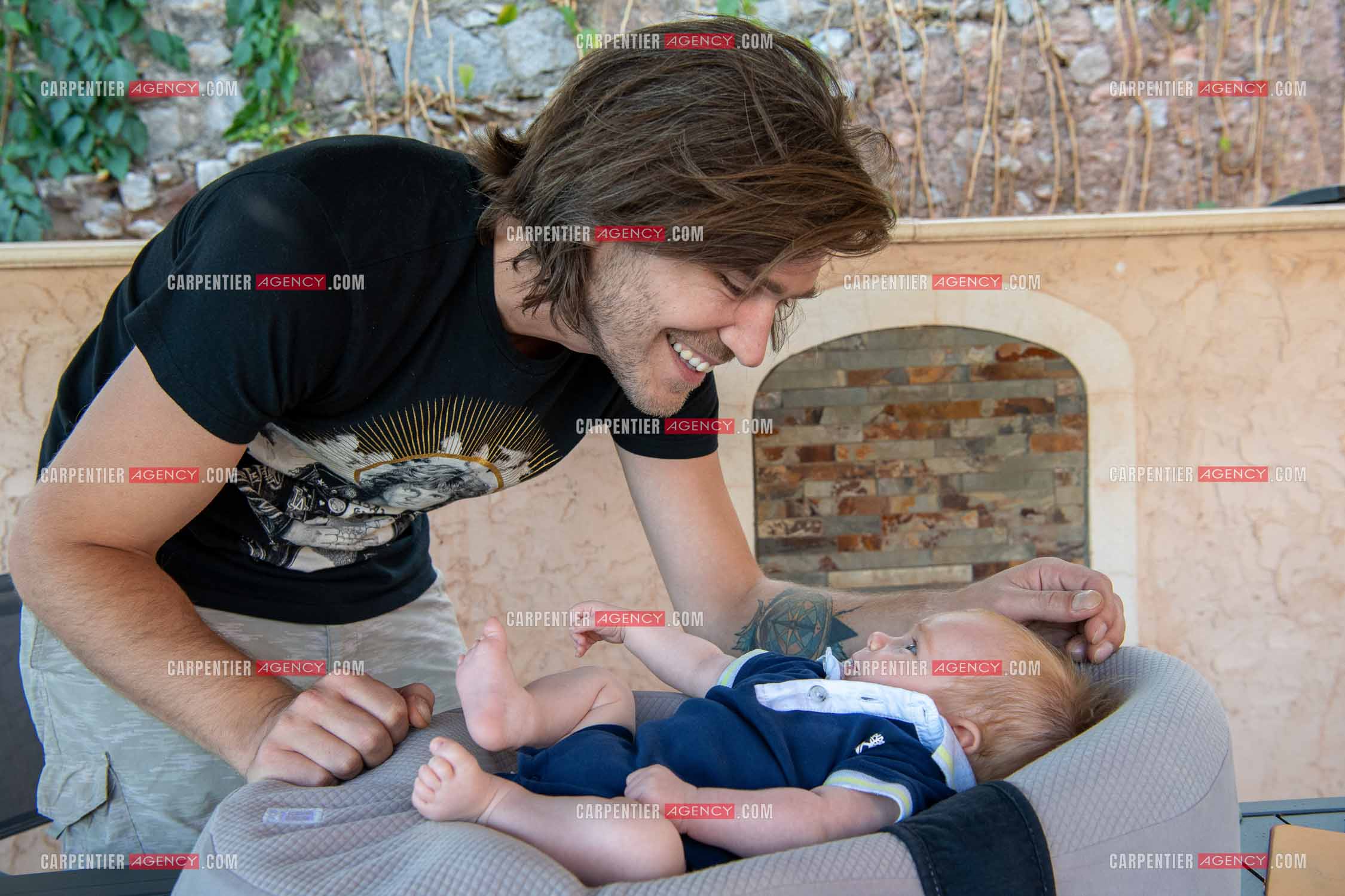 Le ténor Amaury Vassili lors de ses vacances d'été a Toulon dans le Var avec sa femme Stéphanie et leur petit garçon Anatoly tous juste agé de deux mois.   ( Exclusif )