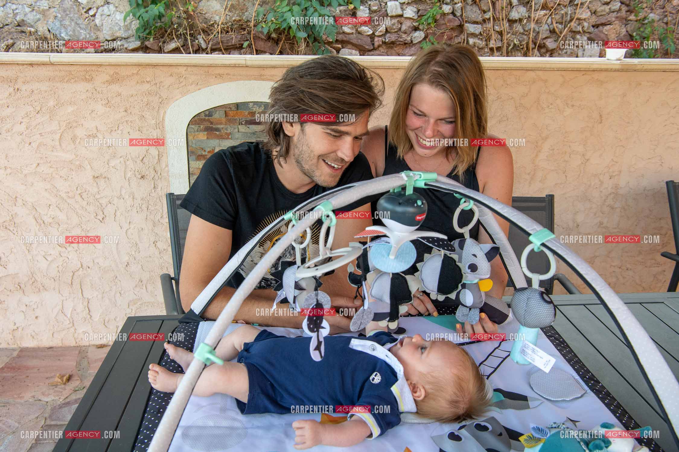Le ténor Amaury Vassili lors de ses vacances d'été a Toulon dans le Var avec sa femme Stéphanie et leur petit garçon Anatoly tous juste agé de deux mois.   ( Exclusif )