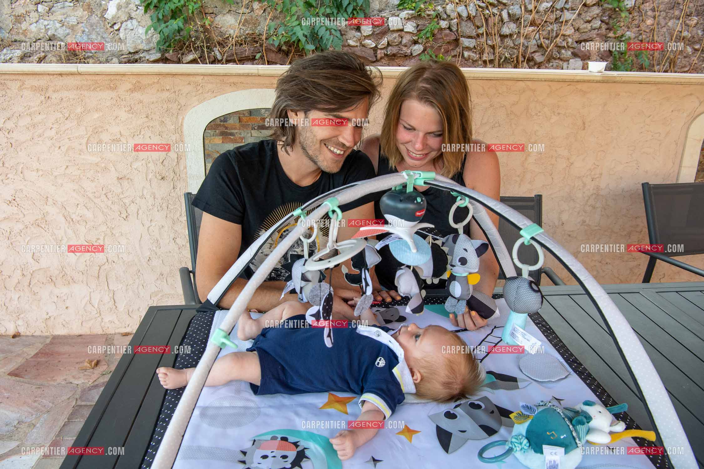 Le ténor Amaury Vassili lors de ses vacances d'été a Toulon dans le Var avec sa femme Stéphanie et leur petit garçon Anatoly tous juste agé de deux mois.   ( Exclusif )