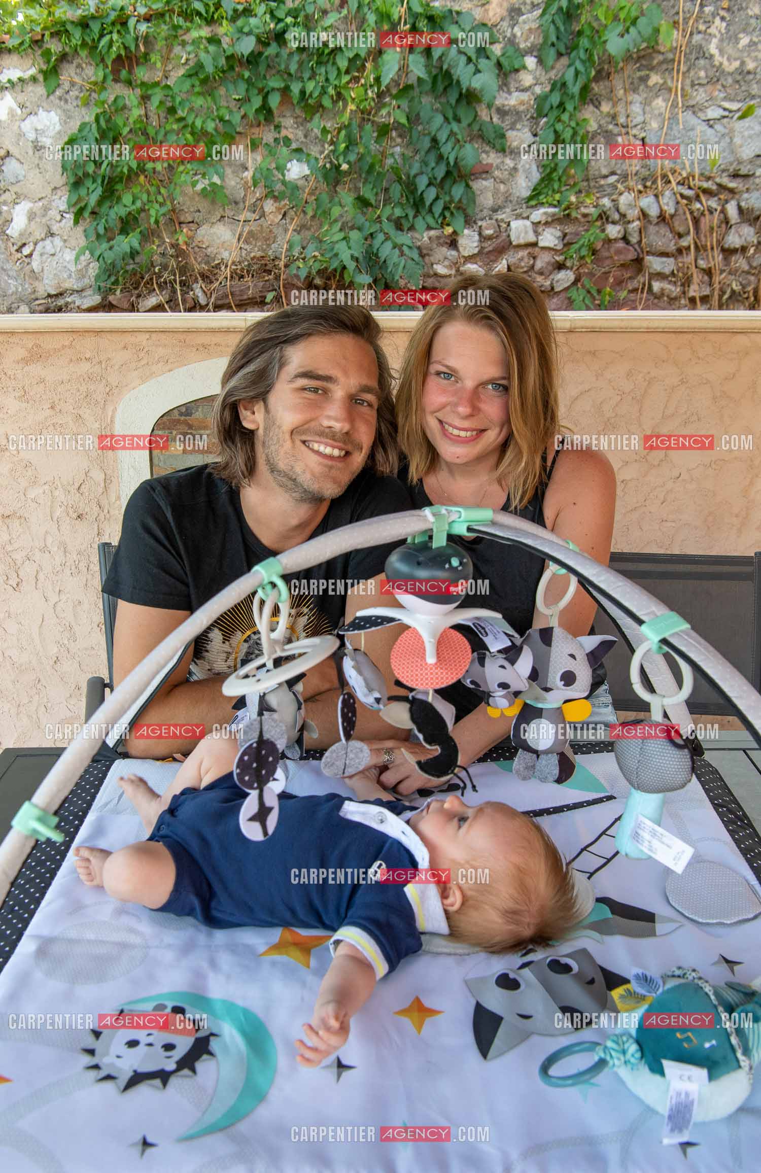 Le ténor Amaury Vassili lors de ses vacances d'été a Toulon dans le Var avec sa femme Stéphanie et leur petit garçon Anatoly tous juste agé de deux mois.   ( Exclusif )
