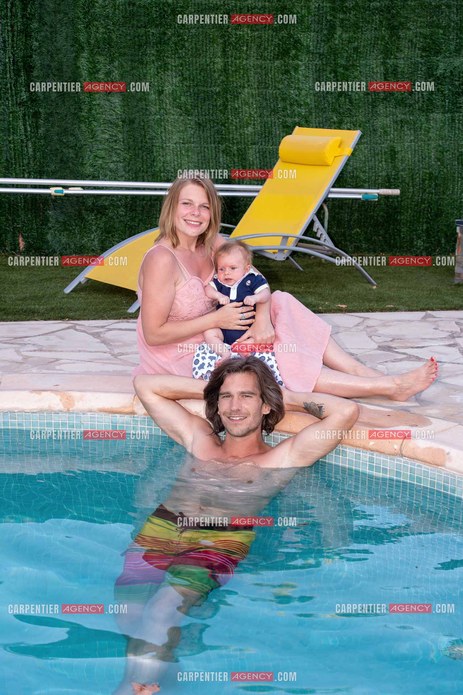 Le ténor Amaury Vassili lors de ses vacances d'été a Toulon dans le Var avec sa femme Stéphanie et leur petit garçon Anatoly tous juste agé de deux mois.   ( Exclusif )