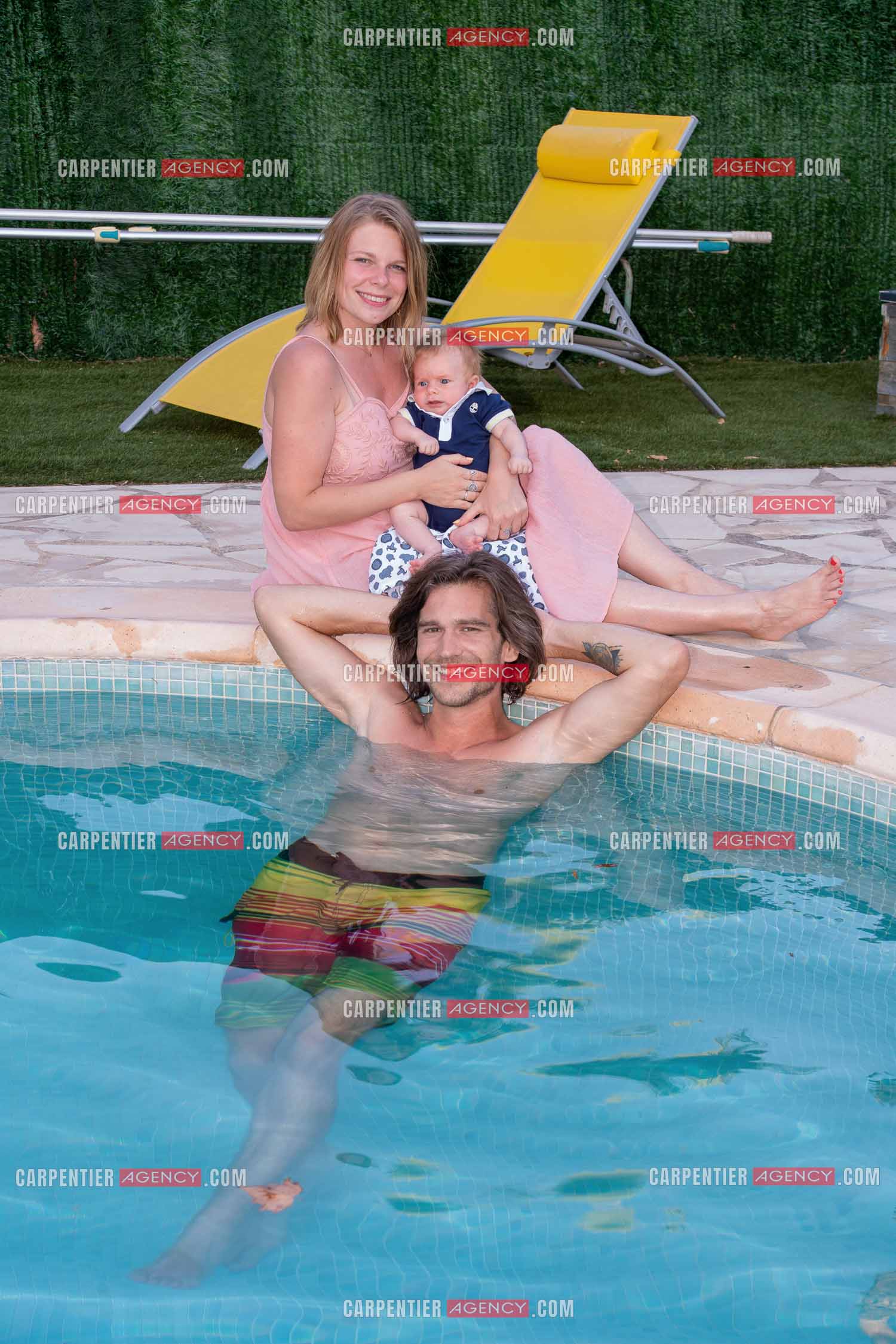 Le ténor Amaury Vassili lors de ses vacances d'été a Toulon dans le Var avec sa femme Stéphanie et leur petit garçon Anatoly tous juste agé de deux mois.   ( Exclusif )