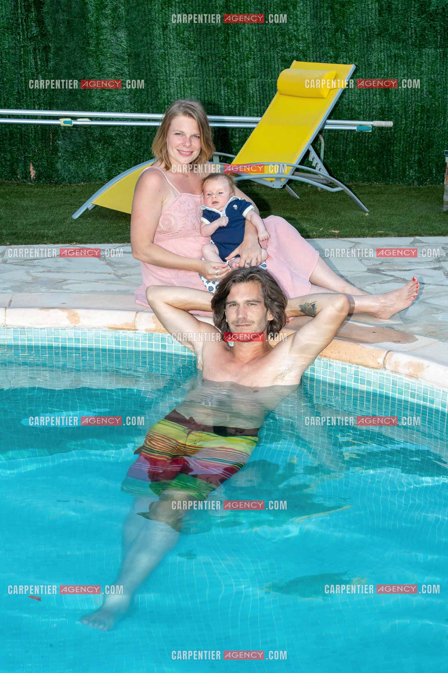 Le ténor Amaury Vassili lors de ses vacances d'été a Toulon dans le Var avec sa femme Stéphanie et leur petit garçon Anatoly tous juste agé de deux mois.   ( Exclusif )