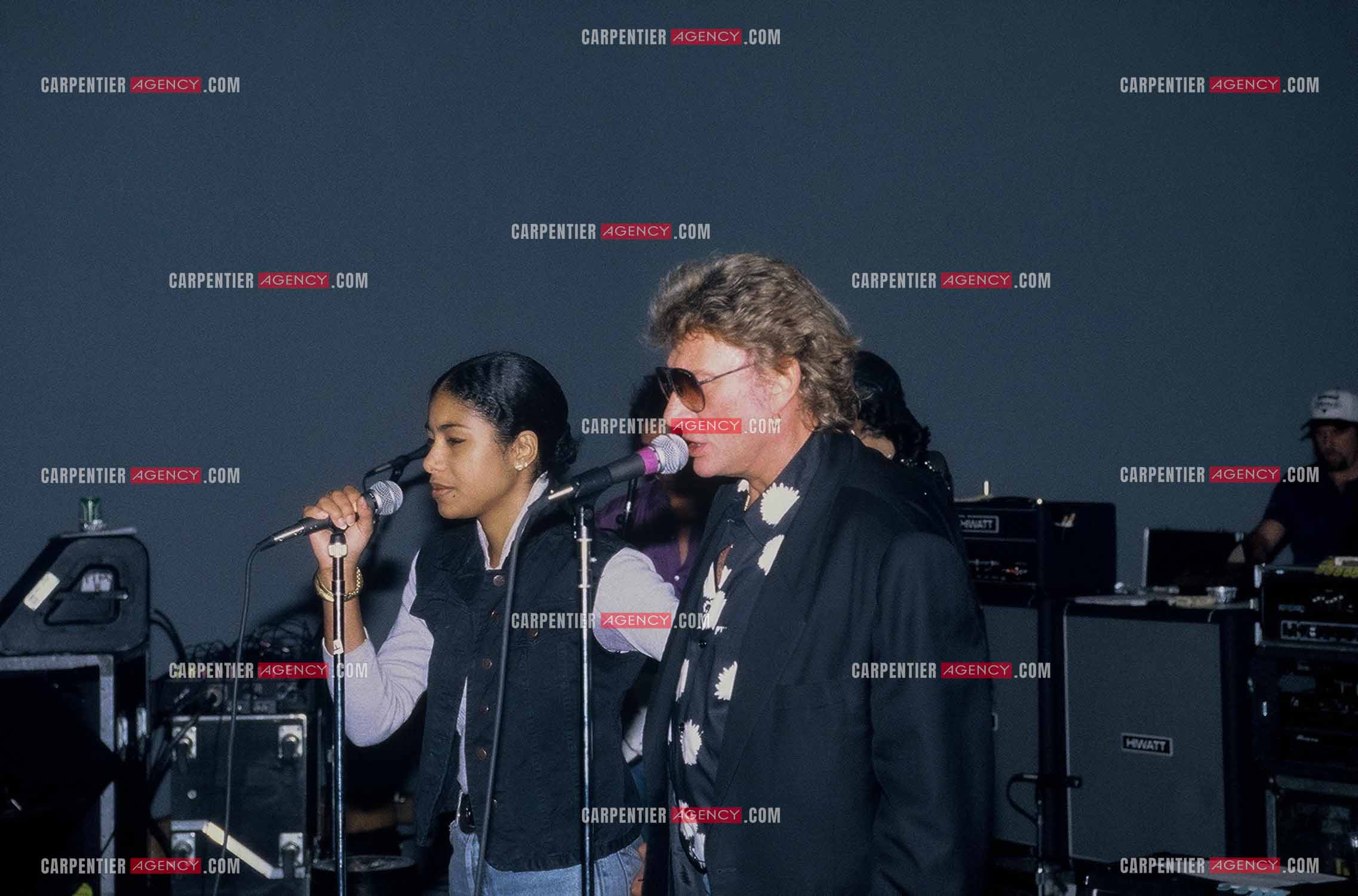 La Cigale 94 “Rough Town Tour“. Le chanteur Johnny Hallyday lors des répétitions aux studios "Longs Courriers“ pour ses concerts à la Cigale où il se produira du 28 Oct au 1 Nov 1994. Pour les choeurs, Johnny est accompagné de la chanteuse Tanya Saint-Val.   ( Exclusif )