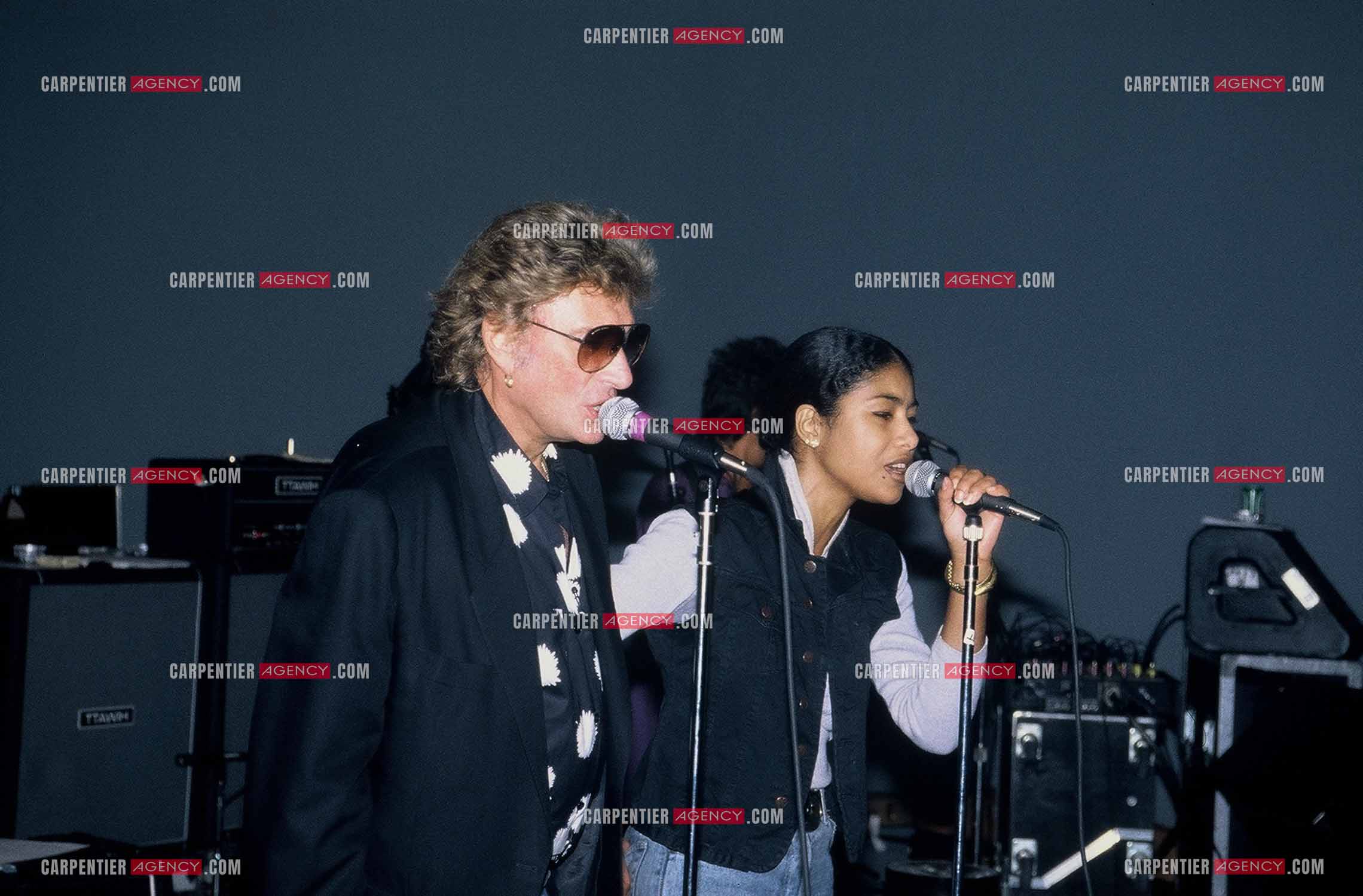 La Cigale 94 “Rough Town Tour“. Le chanteur Johnny Hallyday lors des répétitions aux studios "Longs Courriers“ pour ses concerts à la Cigale où il se produira du 28 Oct au 1 Nov 1994. Pour les choeurs, Johnny est accompagné de la chanteuse Tanya Saint-Val.   ( Exclusif )