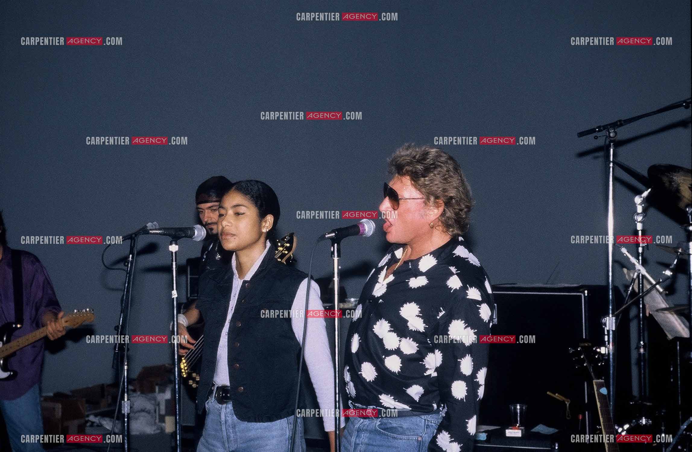 La Cigale 94 “Rough Town Tour“. Le chanteur Johnny Hallyday lors des répétitions aux studios "Longs Courriers“ pour ses concerts à la Cigale où il se produira du 28 Oct au 1 Nov 1994. Pour les choeurs, Johnny est accompagné de la chanteuse Tanya Saint-Val.   ( Exclusif )