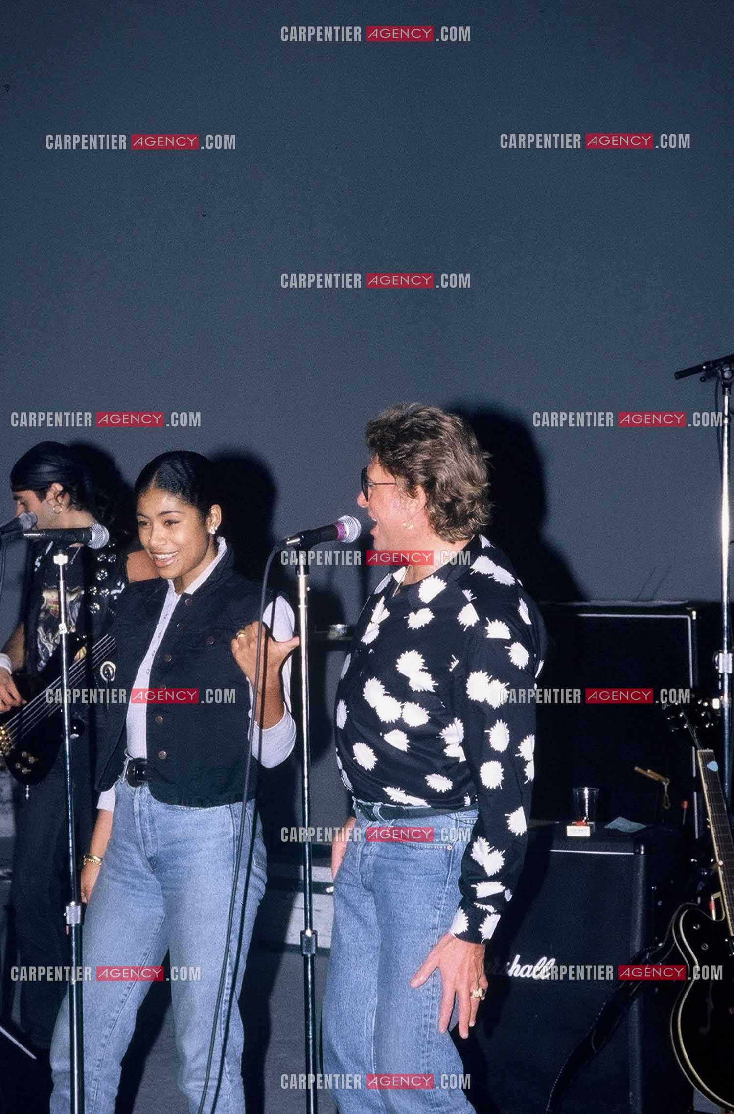 La Cigale 94 “Rough Town Tour“. Le chanteur Johnny Hallyday lors des répétitions aux studios "Longs Courriers“ pour ses concerts à la Cigale où il se produira du 28 Oct au 1 Nov 1994. Pour les choeurs, Johnny est accompagné de la chanteuse Tanya Saint-Val.   ( Exclusif )