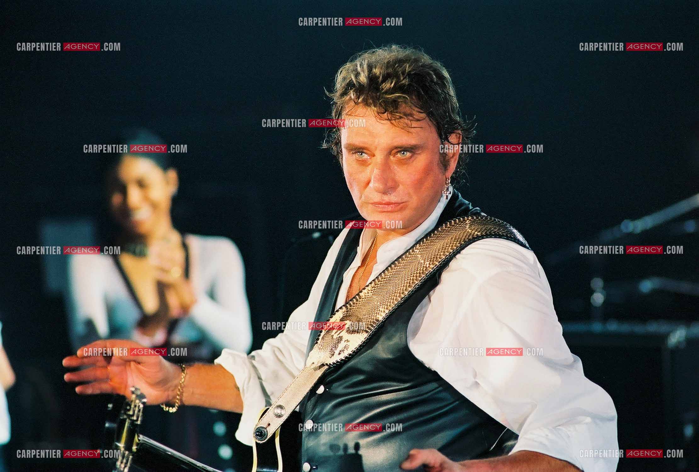 La Cigale 94 “Rough Town Tour“. Le chanteur Johnny Hallyday se produit pour une série de concerts à la Cigale du 28 Oct au 1 Nov 1994. Pour les choeurs, Johnny est accompagné de la chanteuse Tanya Saint-Val. ( Exclusif )