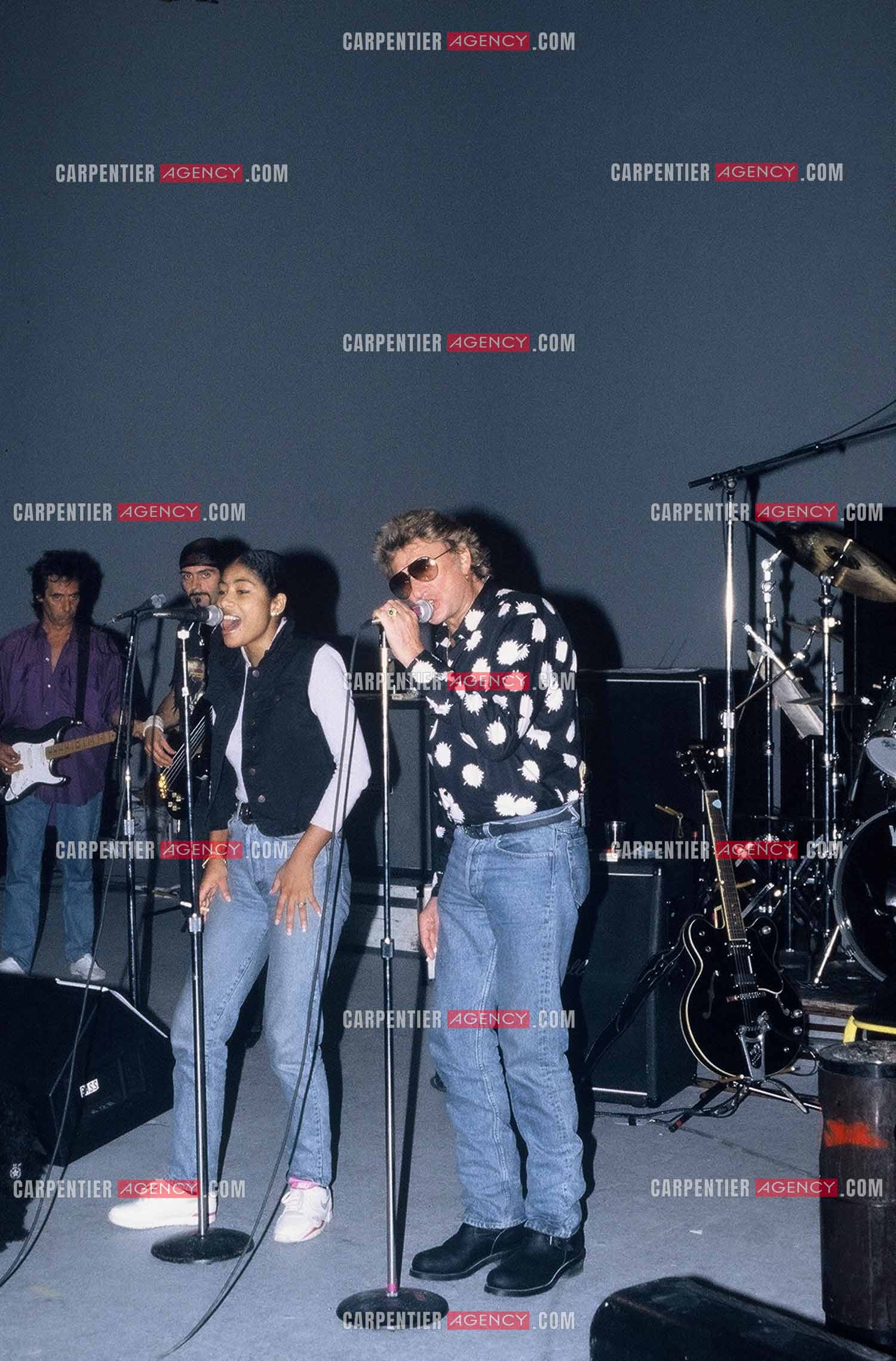 La Cigale 94 “Rough Town Tour“. Le chanteur Johnny Hallyday lors des répétitions aux studios "Longs Courriers“ pour ses concerts à la Cigale où il se produira du 28 Oct au 1 Nov 1994. Pour les choeurs, Johnny est accompagné de la chanteuse Tanya Saint-Val.   ( Exclusif )