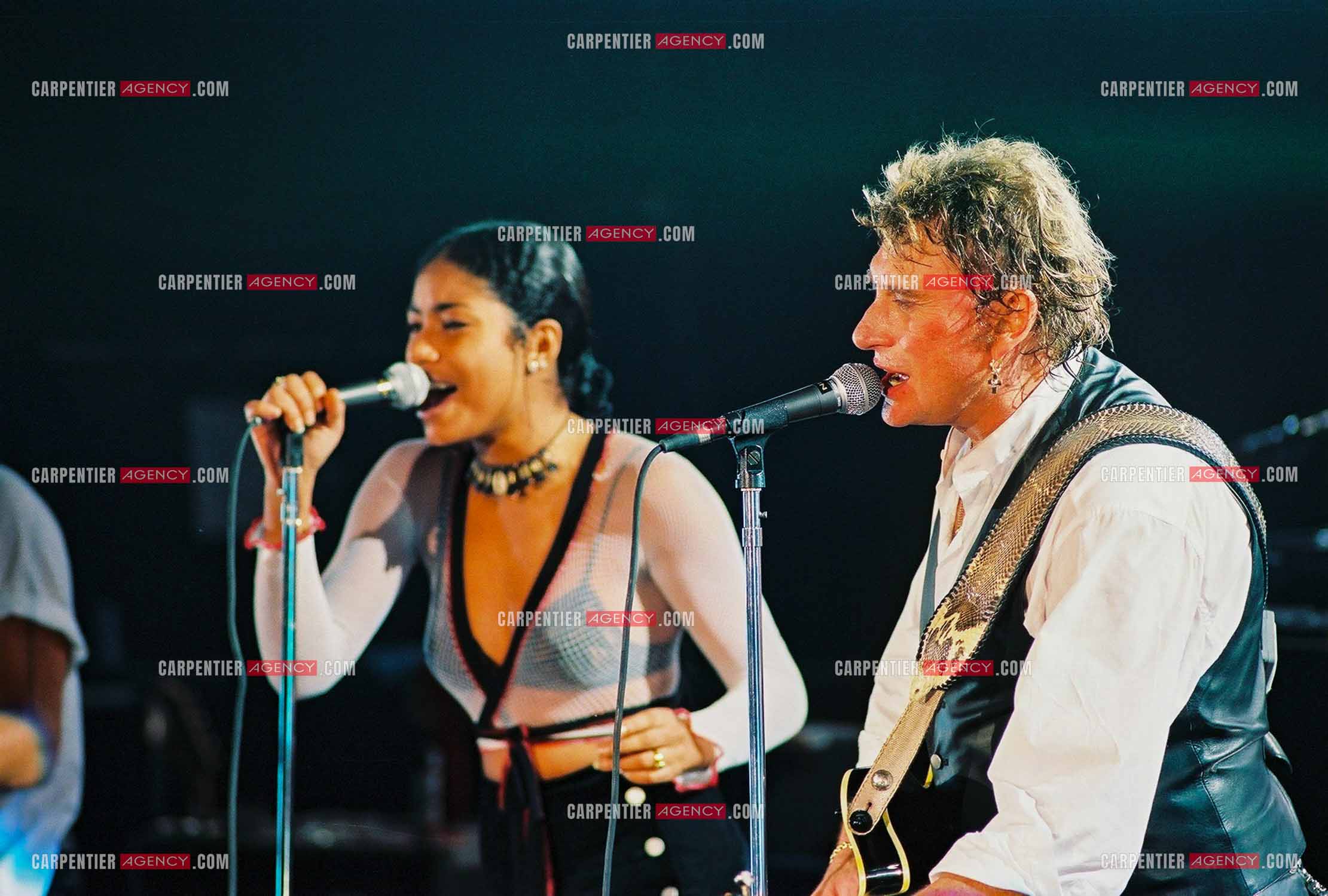 La Cigale 94 “Rough Town Tour“. Le chanteur Johnny Hallyday se produit pour une série de concerts à la Cigale du 28 Oct au 1 Nov 1994. Pour les choeurs, Johnny est accompagné de la chanteuse Tanya Saint-Val. ( Exclusif )