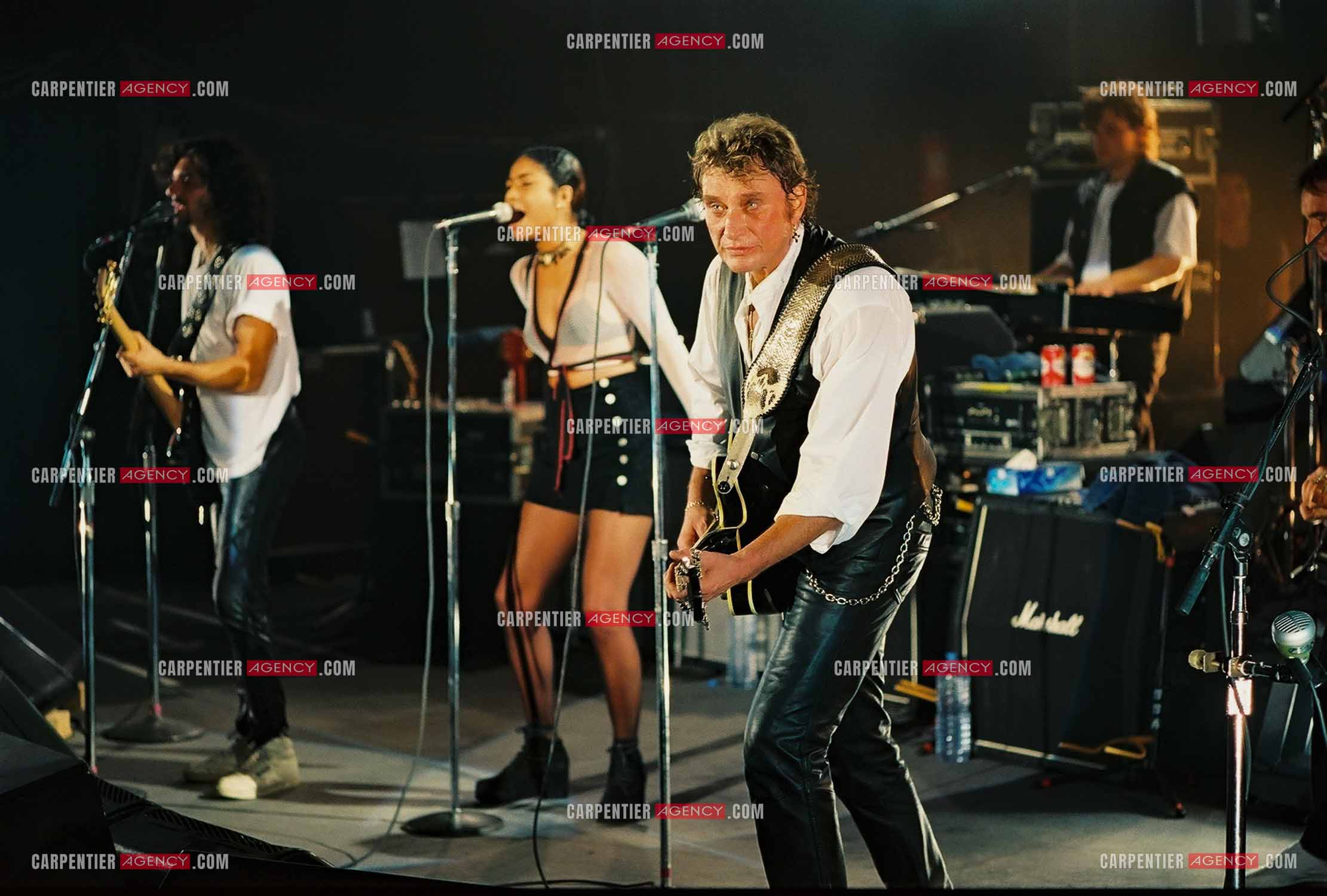 La Cigale 94 “Rough Town Tour“. Le chanteur Johnny Hallyday se produit pour une série de concerts à la Cigale du 28 Oct au 1 Nov 1994. Pour les choeurs, Johnny est accompagné de la chanteuse Tanya Saint-Val. ( Exclusif )