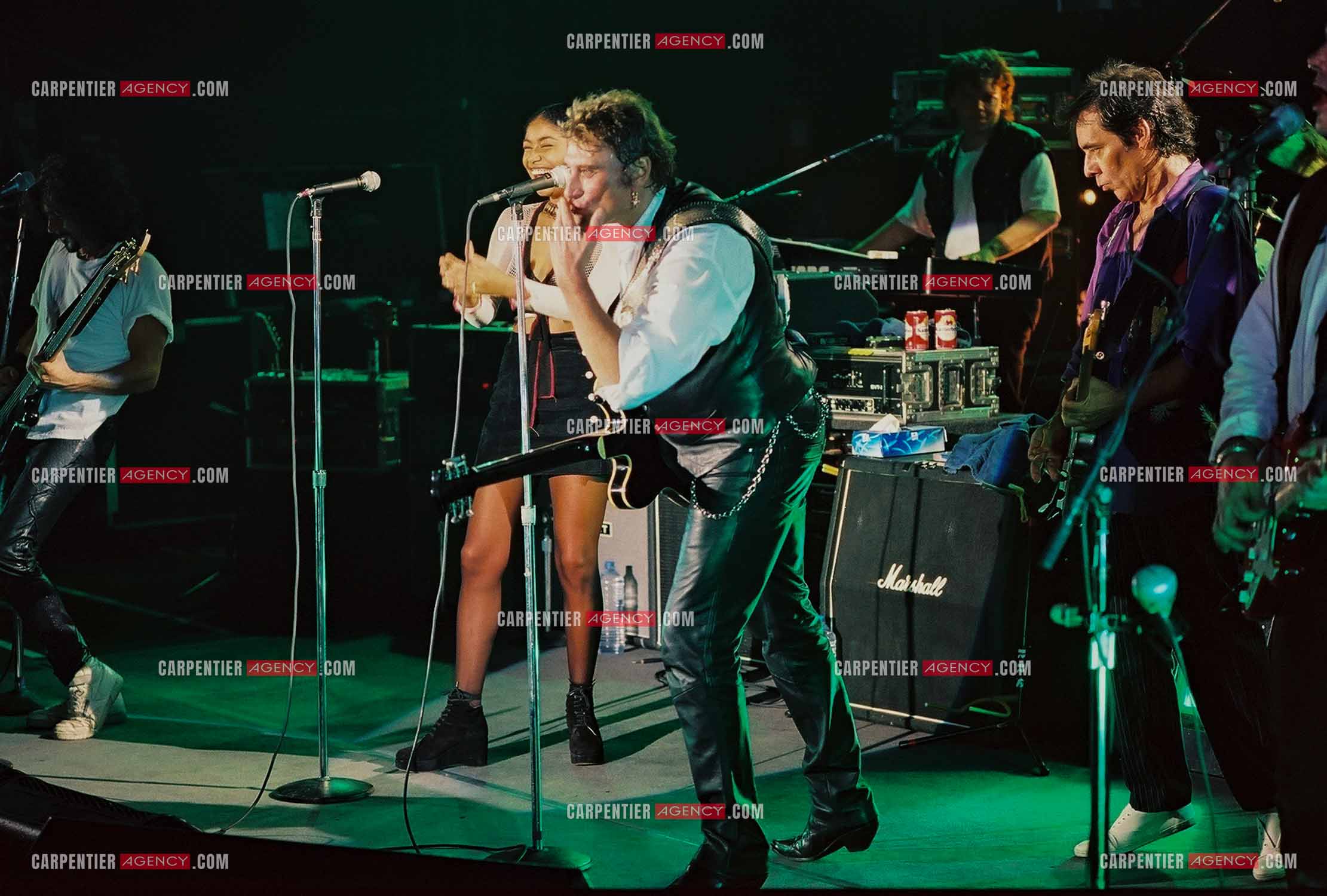 La Cigale 94 “Rough Town Tour“. Le chanteur Johnny Hallyday se produit pour une série de concerts à la Cigale du 28 Oct au 1 Nov 1994. Pour les choeurs, Johnny est accompagné de la chanteuse Tanya Saint-Val. ( Exclusif )