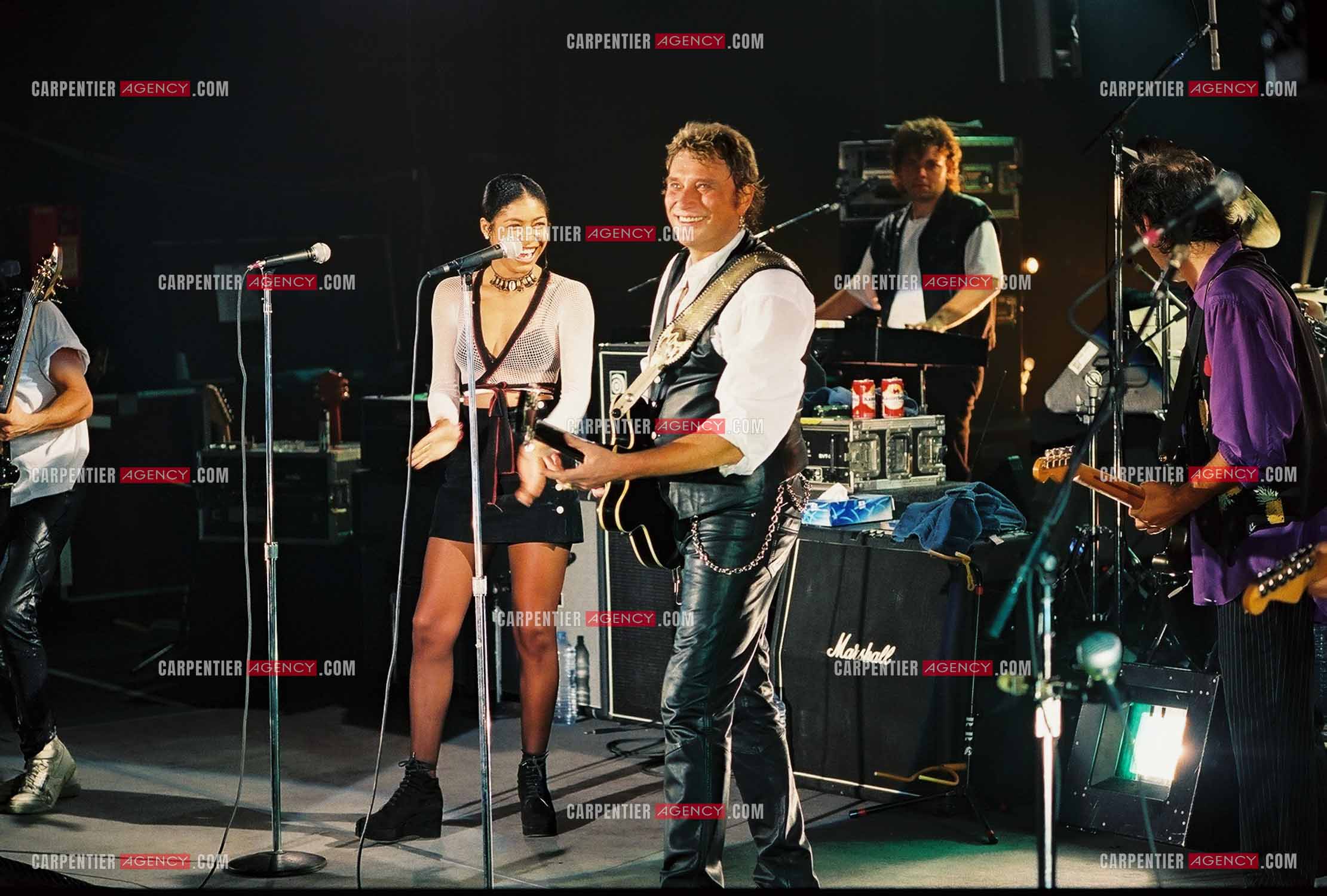 La Cigale 94 “Rough Town Tour“. Le chanteur Johnny Hallyday se produit pour une série de concerts à la Cigale du 28 Oct au 1 Nov 1994. Pour les choeurs, Johnny est accompagné de la chanteuse Tanya Saint-Val. ( Exclusif )