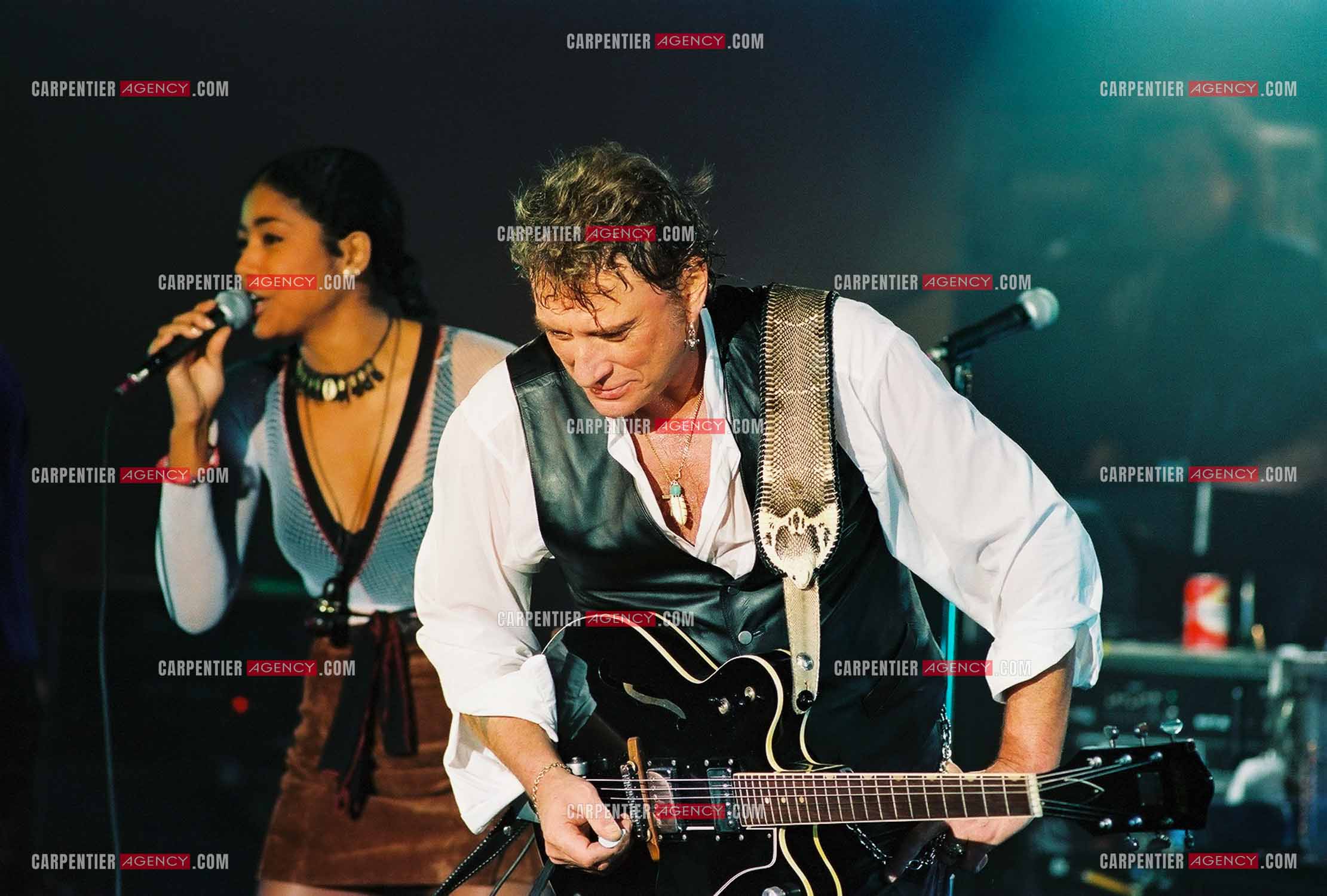 La Cigale 94 “Rough Town Tour“. Le chanteur Johnny Hallyday se produit pour une série de concerts à la Cigale du 28 Oct au 1 Nov 1994. Pour les choeurs, Johnny est accompagné de la chanteuse Tanya Saint-Val. ( Exclusif )