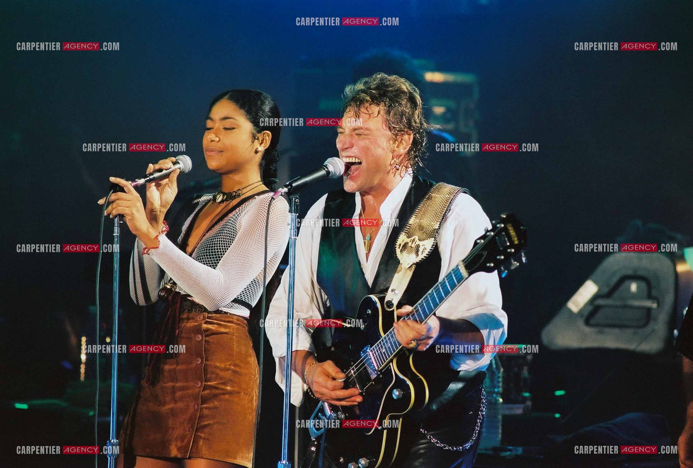 La Cigale 94 “Rough Town Tour“. Le chanteur Johnny Hallyday se produit pour une série de concerts à la Cigale du 28 Oct au 1 Nov 1994. Pour les choeurs, Johnny est accompagné de la chanteuse Tanya Saint-Val. ( Exclusif )