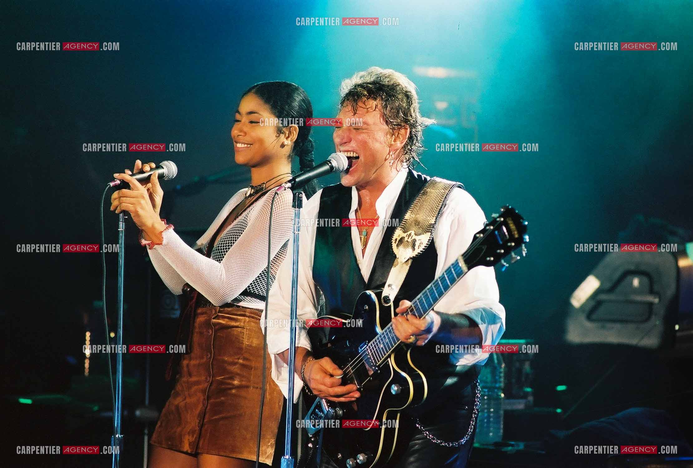 La Cigale 94 “Rough Town Tour“. Le chanteur Johnny Hallyday se produit pour une série de concerts à la Cigale du 28 Oct au 1 Nov 1994. Pour les choeurs, Johnny est accompagné de la chanteuse Tanya Saint-Val. ( Exclusif )