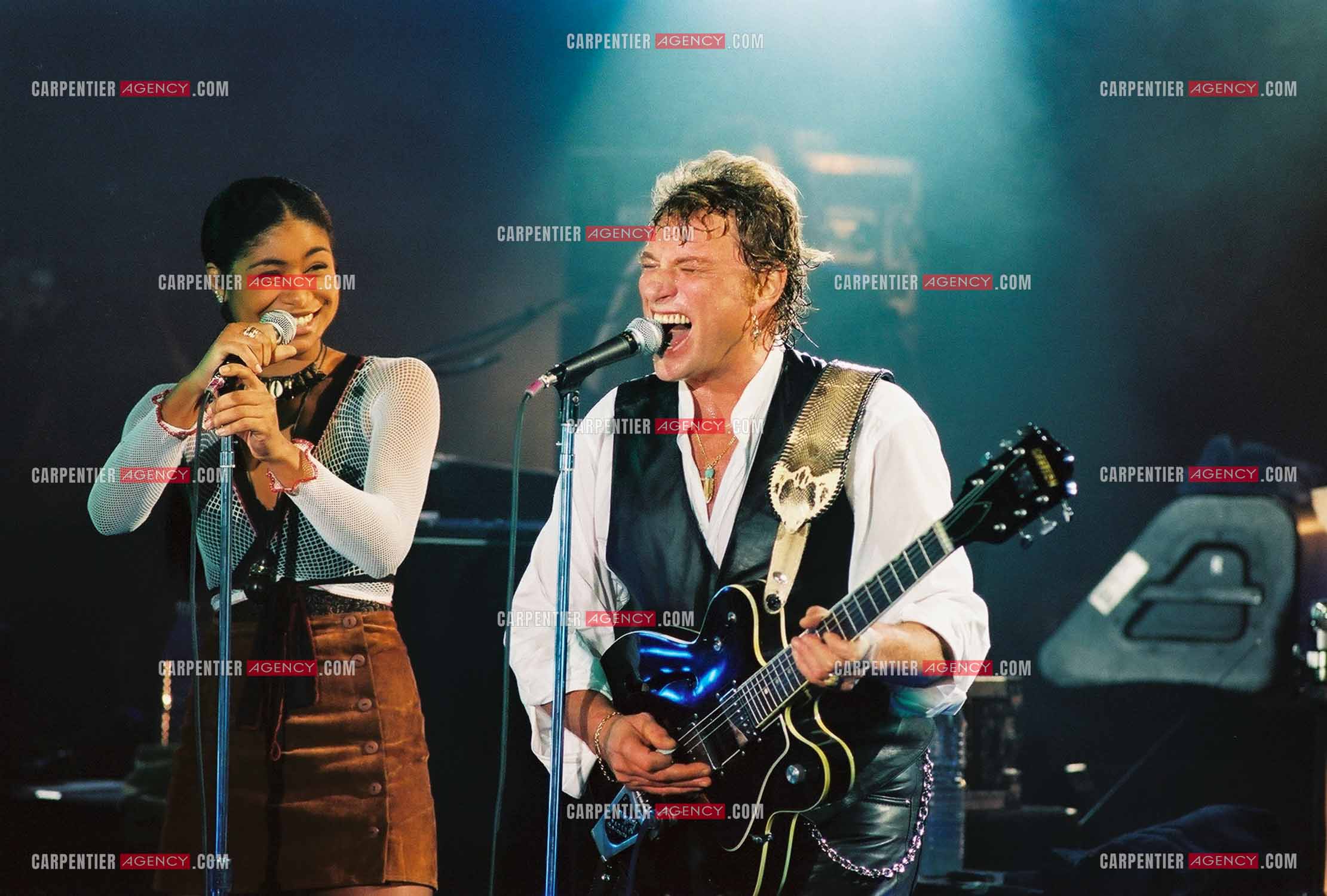 La Cigale 94 “Rough Town Tour“. Le chanteur Johnny Hallyday se produit pour une série de concerts à la Cigale du 28 Oct au 1 Nov 1994. Pour les choeurs, Johnny est accompagné de la chanteuse Tanya Saint-Val. ( Exclusif )
