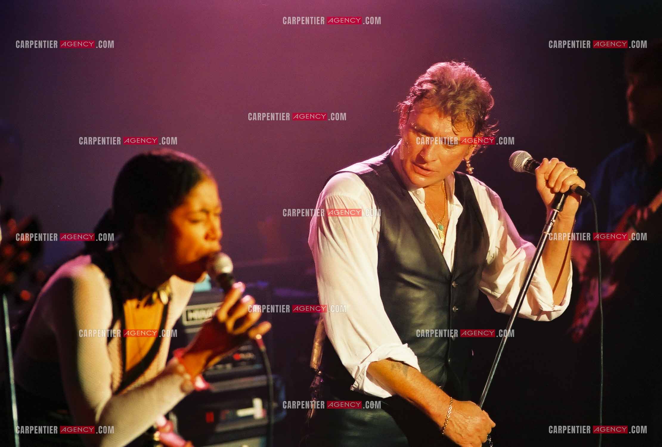 La Cigale 94 “Rough Town Tour“. Le chanteur Johnny Hallyday se produit pour une série de concerts à la Cigale du 28 Oct au 1 Nov 1994. Pour les choeurs, Johnny est accompagné de la chanteuse Tanya Saint-Val. ( Exclusif )