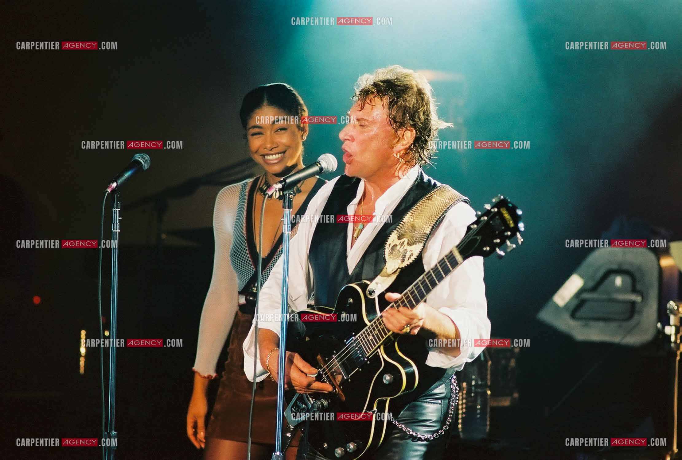 La Cigale 94 “Rough Town Tour“. Le chanteur Johnny Hallyday se produit pour une série de concerts à la Cigale du 28 Oct au 1 Nov 1994. Pour les choeurs, Johnny est accompagné de la chanteuse Tanya Saint-Val. ( Exclusif )