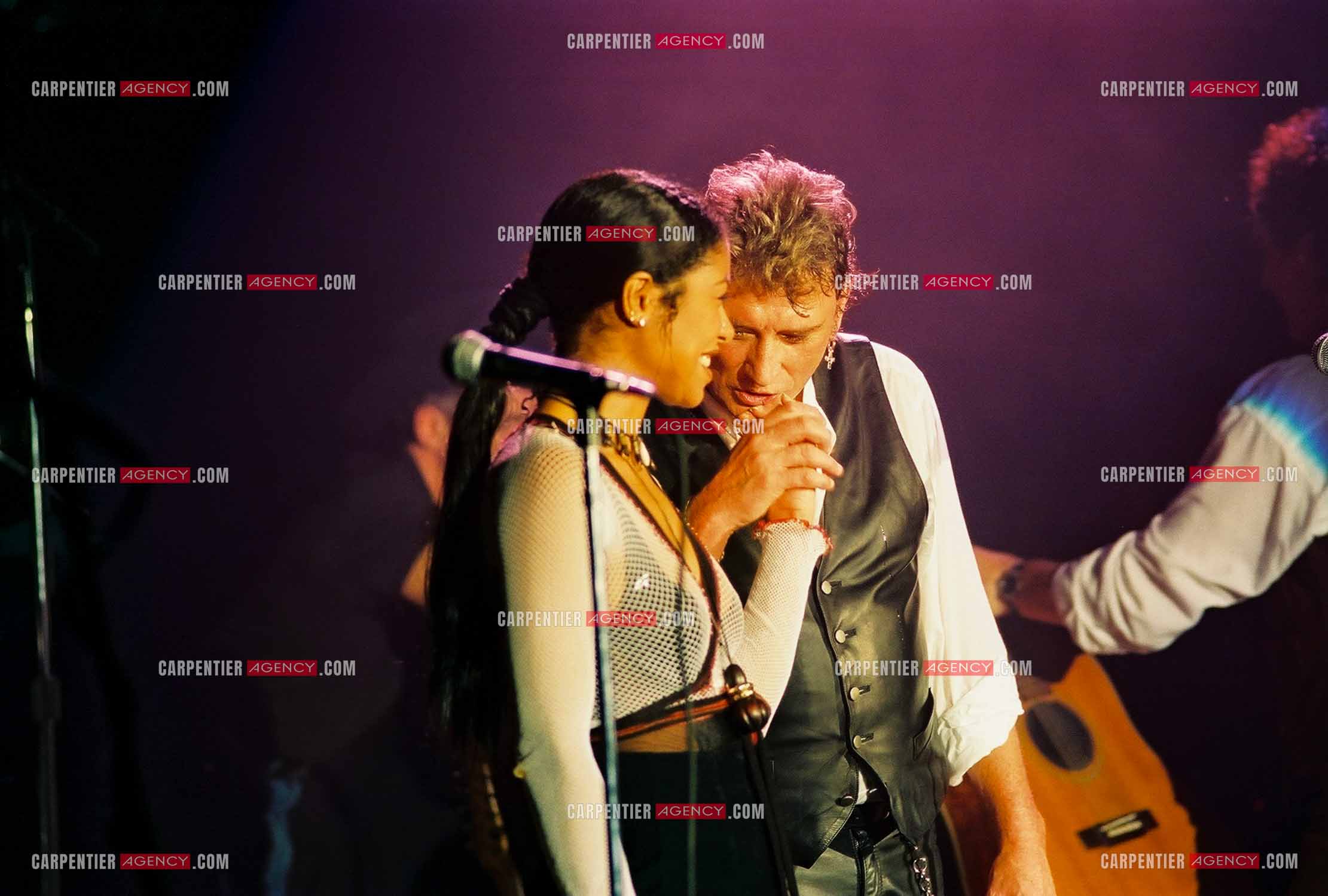 La Cigale 94 “Rough Town Tour“. Le chanteur Johnny Hallyday se produit pour une série de concerts à la Cigale du 28 Oct au 1 Nov 1994. Pour les choeurs, Johnny est accompagné de la chanteuse Tanya Saint-Val. ( Exclusif )