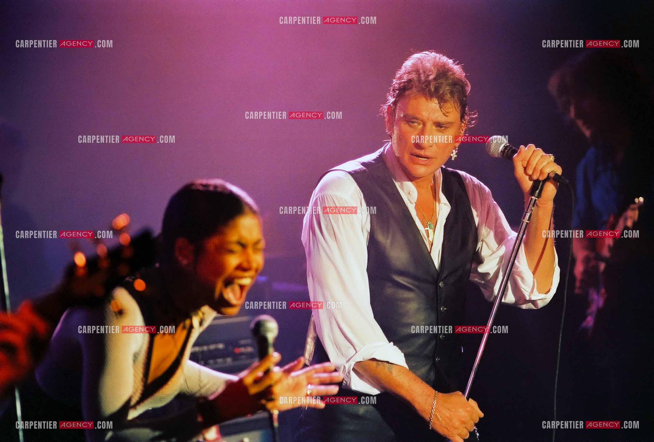 La Cigale 94 “Rough Town Tour“. Le chanteur Johnny Hallyday se produit pour une série de concerts à la Cigale du 28 Oct au 1 Nov 1994. Pour les choeurs, Johnny est accompagné de la chanteuse Tanya Saint-Val. ( Exclusif )