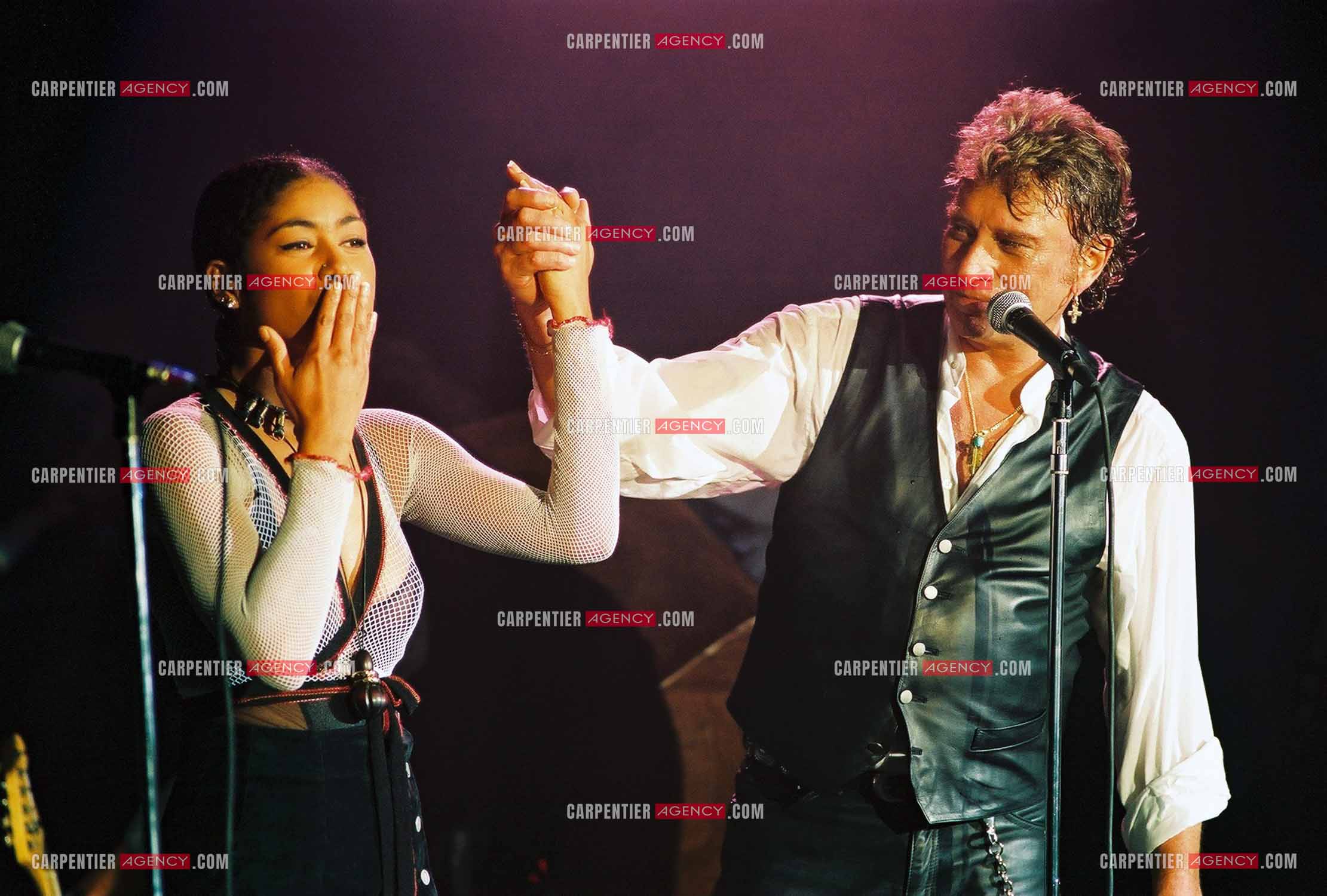 La Cigale 94 “Rough Town Tour“. Le chanteur Johnny Hallyday se produit pour une série de concerts à la Cigale du 28 Oct au 1 Nov 1994. Pour les choeurs, Johnny est accompagné de la chanteuse Tanya Saint-Val. ( Exclusif )