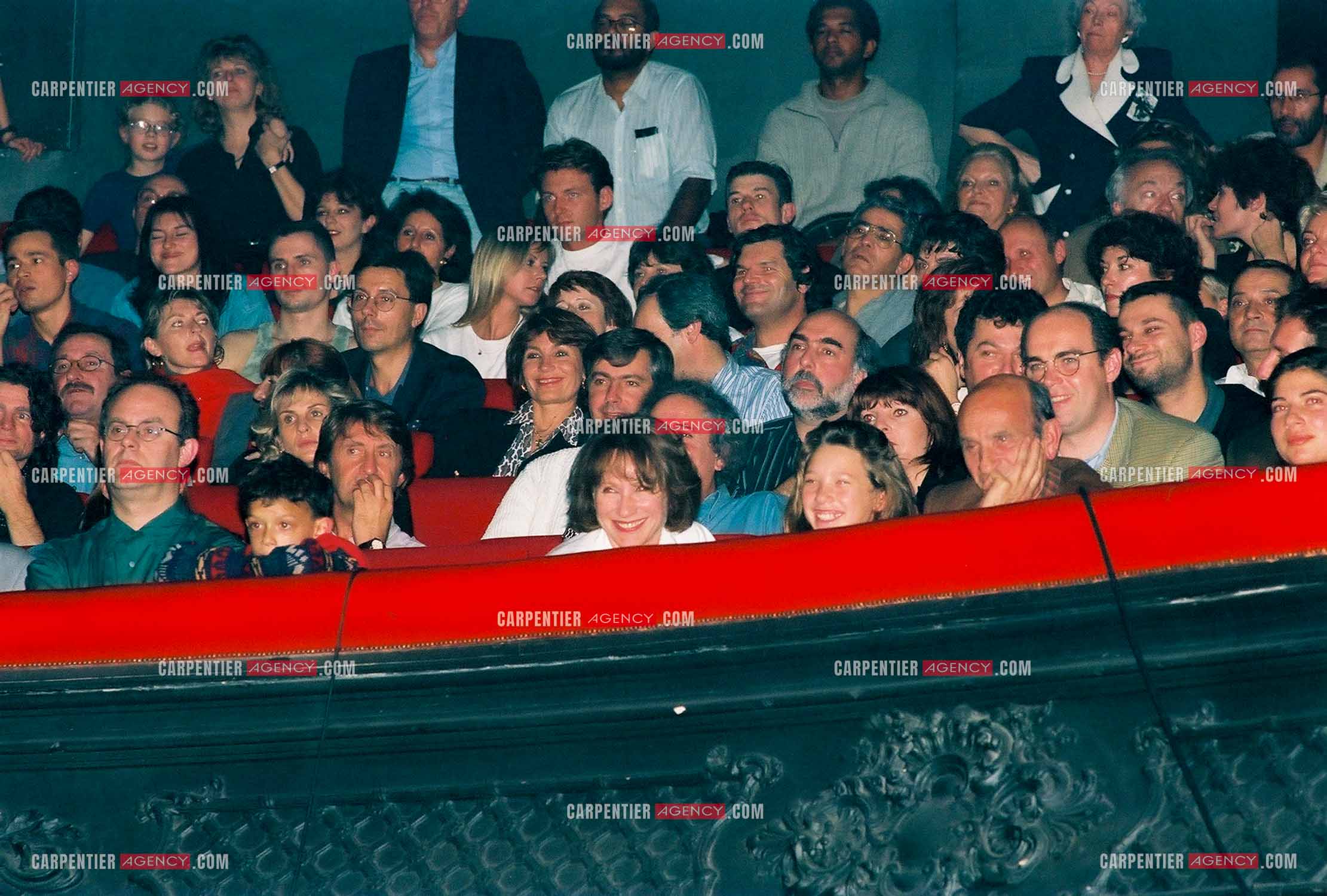 La Cigale 94 “Rough Town Tour“. Le chanteur Johnny Hallyday se produit pour une série de concerts à la Cigale du 28 Oct au 1 Nov 1994. À la première rangée du balcon, deux invitées de marque, sa femme Nathalie Baye et leur fille Laura.  ( Exclusif )