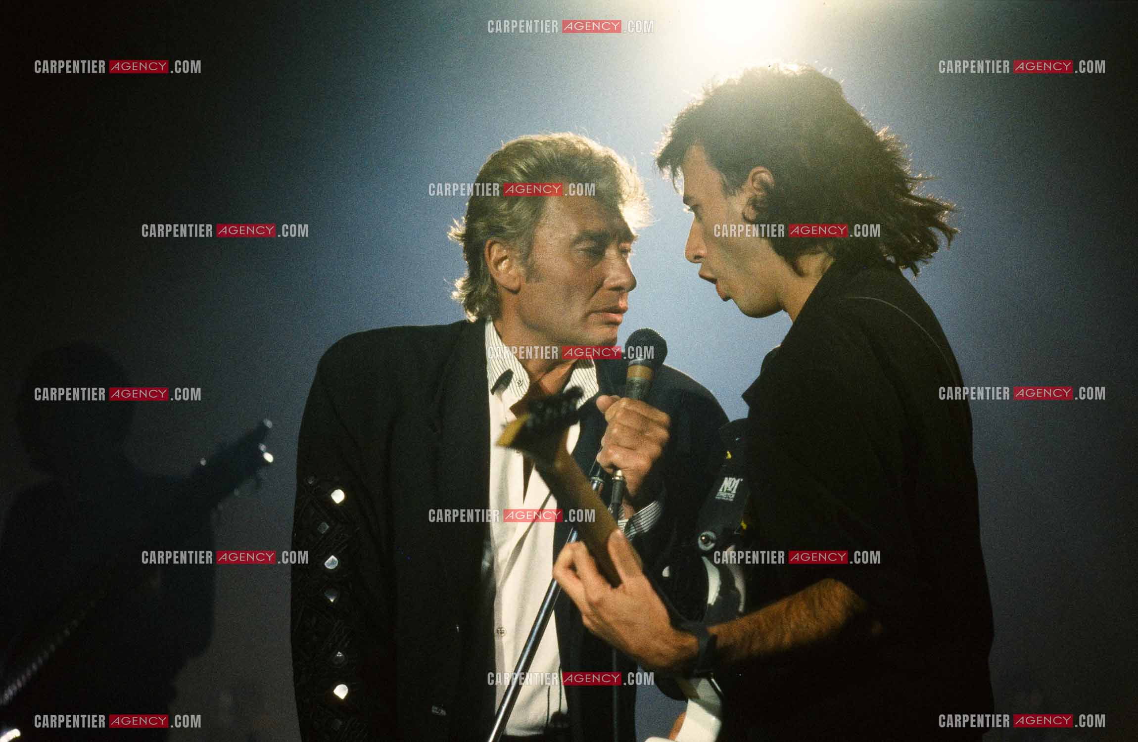 Le chanteur Johnny Hallyday aux côtés de son guitariste Hugo Ripoll en concert au POPB de Paris Bercy du 15 Sept au 04 Oct 1987.     ( Exclusif )