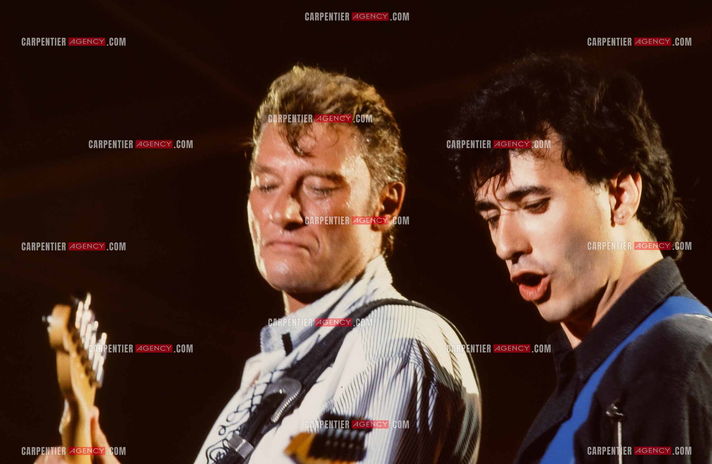 Le chanteur Johnny Hallyday aux côtés de son guitariste Hugo Ripoll en concert au POPB de Paris Bercy du 15 Sept au 04 Oct 1987.     ( Exclusif )
