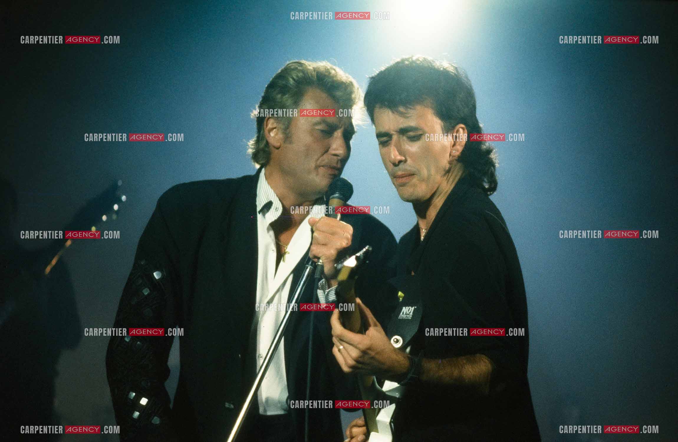 Le chanteur Johnny Hallyday aux côtés de son guitariste Hugo Ripoll en concert au POPB de Paris Bercy du 15 Sept au 04 Oct 1987.     ( Exclusif )