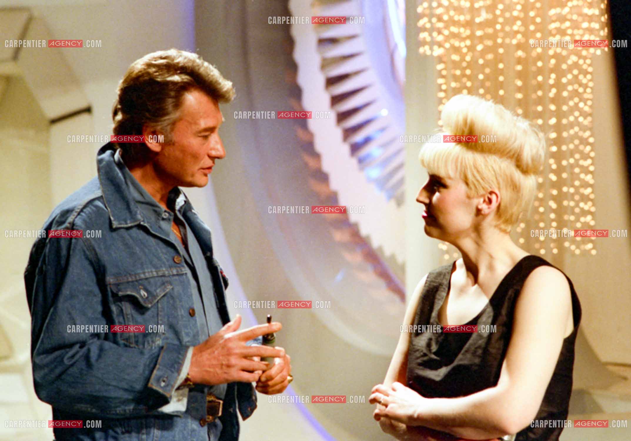 Johnny Hallyday invité de l'émission “ Champs Élysées “ pour un duo avec la chanteuse Carmel McCourt dite Carmel le 11 avril 1987.             ( Exclusif )