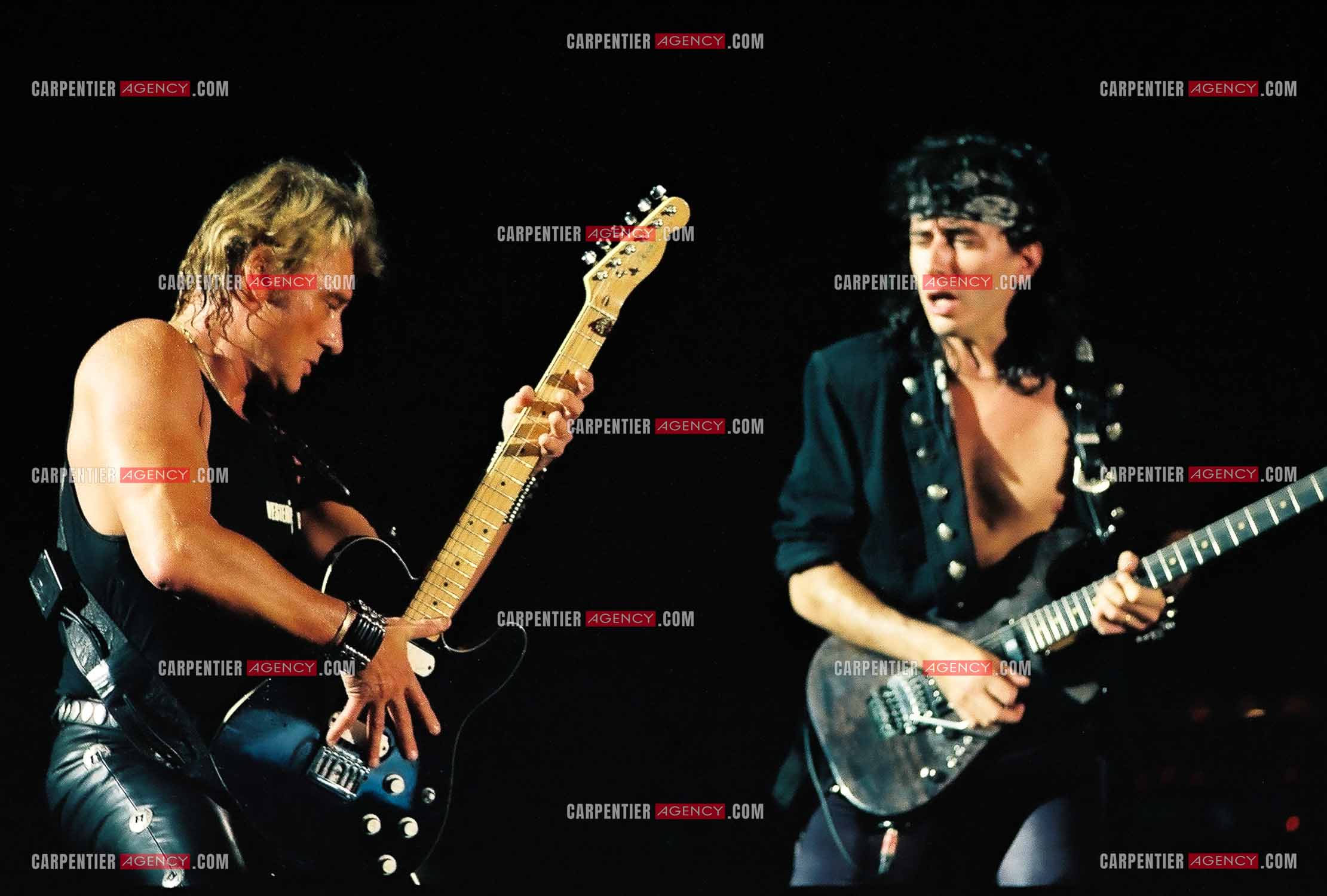 Le chanteur Johnny Hallyday accompagné de son guitariste Hugo Ripoll donne un concert Place de la République pour le dixième anniversaire de la Fête de la musique, le 21 juin 1991, organisé par la Mairie de Paris.