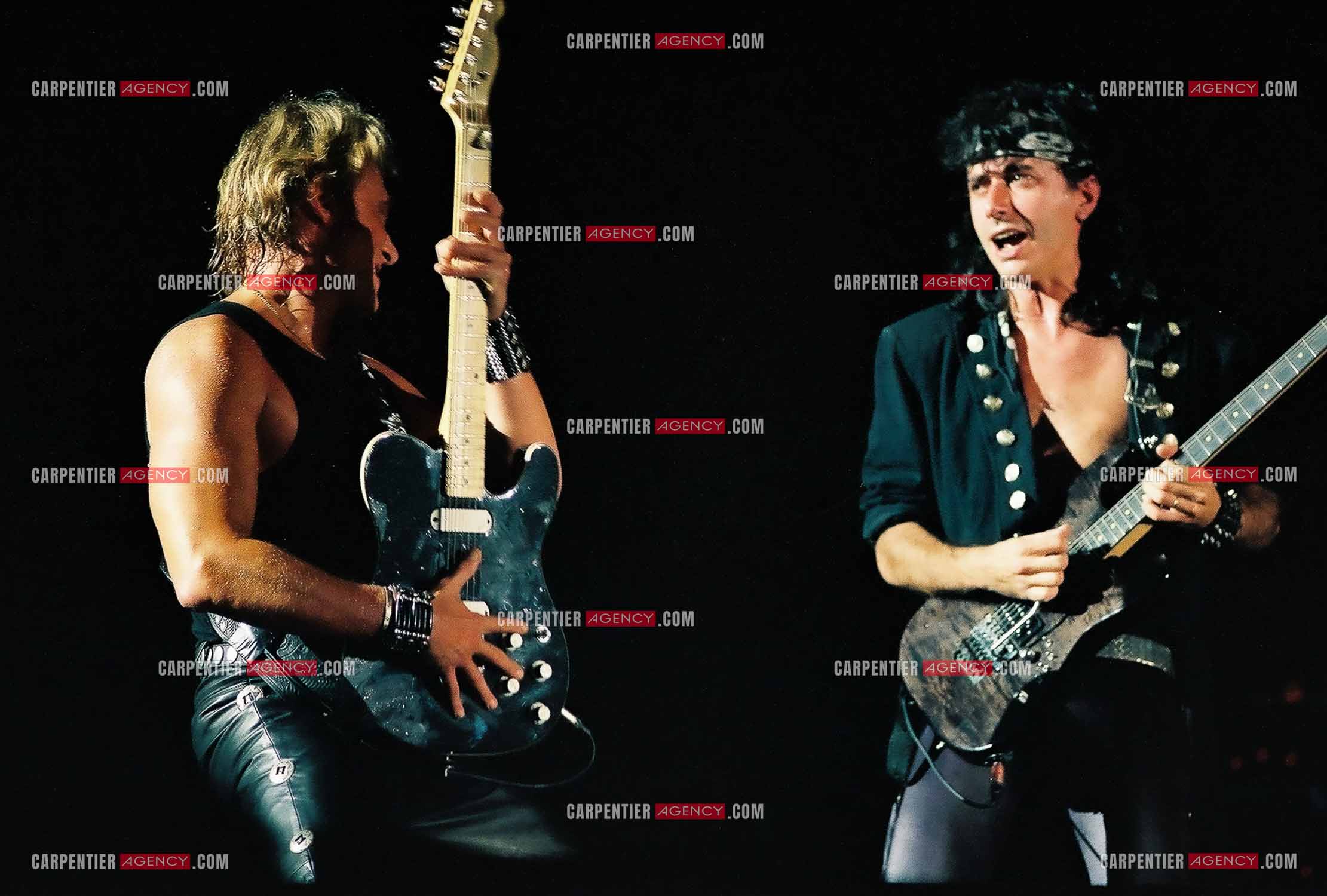 Le chanteur Johnny Hallyday accompagné de son guitariste Hugo Ripoll donne un concert Place de la République pour le dixième anniversaire de la Fête de la musique, le 21 juin 1991, organisé par la Mairie de Paris.