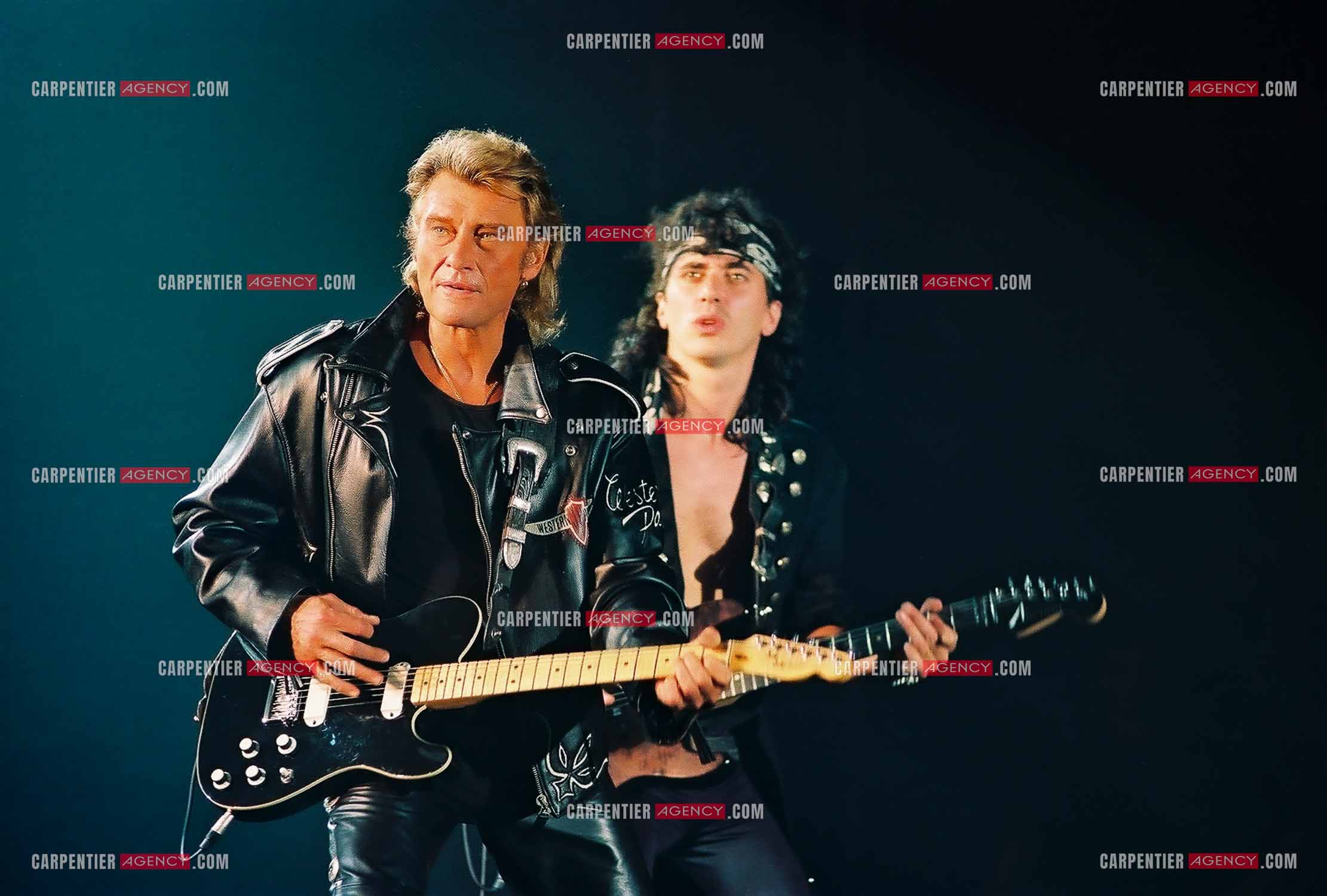 Le chanteur Johnny Hallyday accompagné de son guitariste Hugo Ripoll donne un concert Place de la République pour le dixième anniversaire de la Fête de la musique, le 21 juin 1991, organisé par la Mairie de Paris.