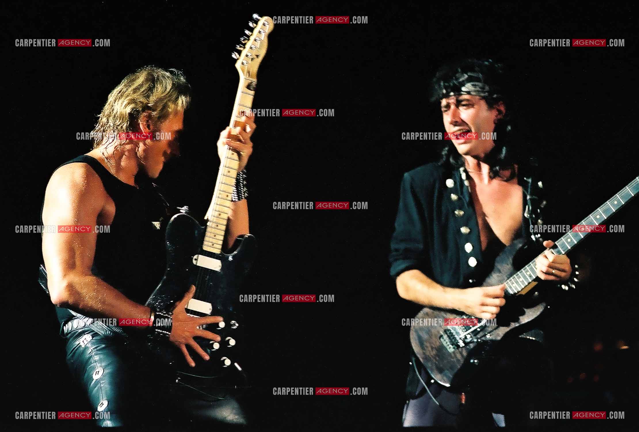 Le chanteur Johnny Hallyday accompagné de son guitariste Hugo Ripoll donne un concert Place de la République pour le dixième anniversaire de la Fête de la musique, le 21 juin 1991, organisé par la Mairie de Paris.