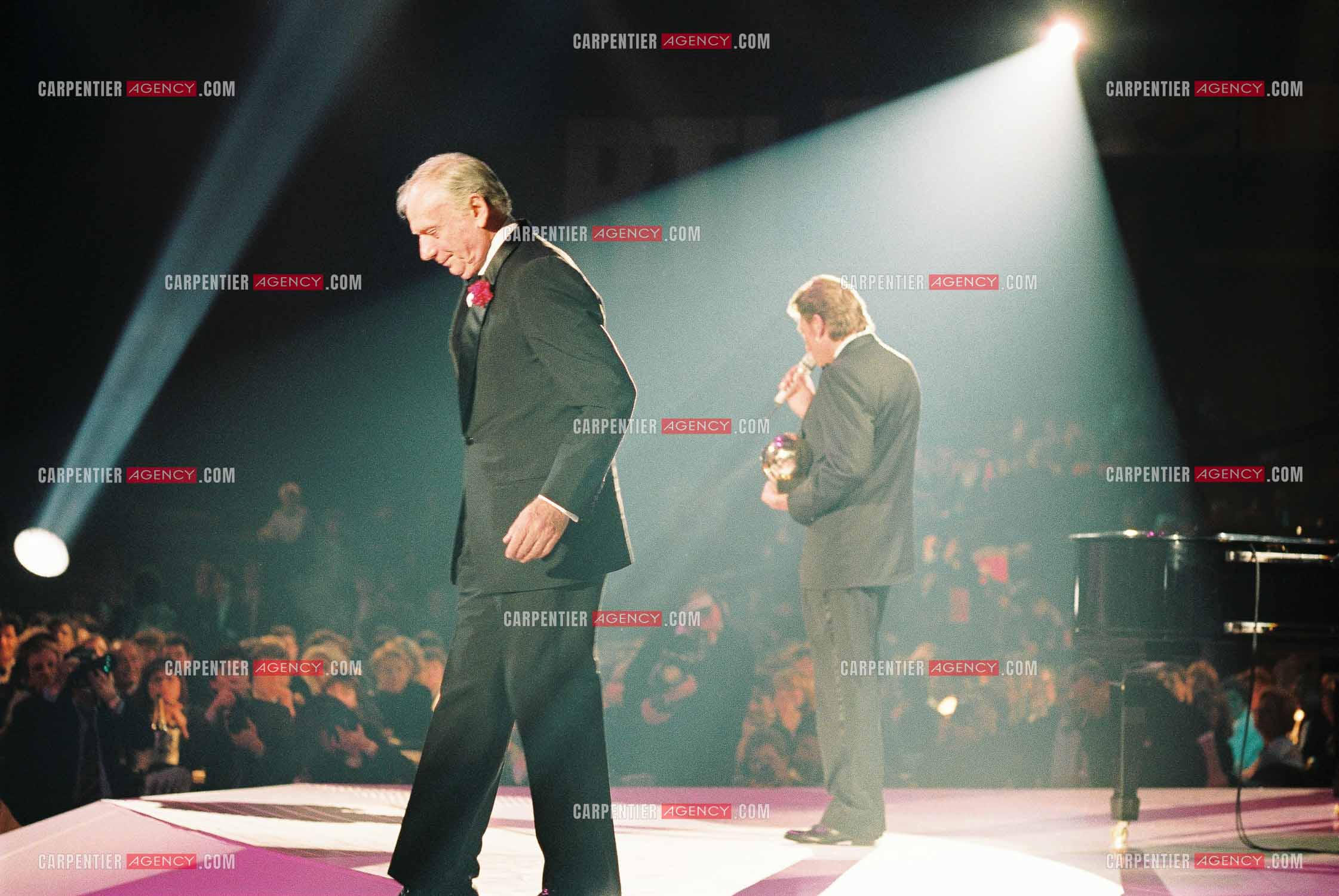 Johnny Hallyday reçoit des mains de Yves Montand la Victoire du spectacle musical de l'année en 1991.   ( Exclusif )