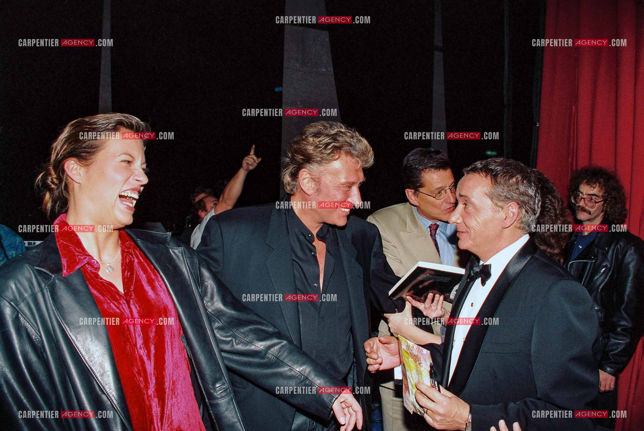 Le chanteur Johnny Hallyday invité dans l'émission spéciale “ Salut Show Sardou “ sur TF1. Johnny Hallyday et sa compagne Karine Martin dans les loges avec Michel Sardou.           ( Exclusif )