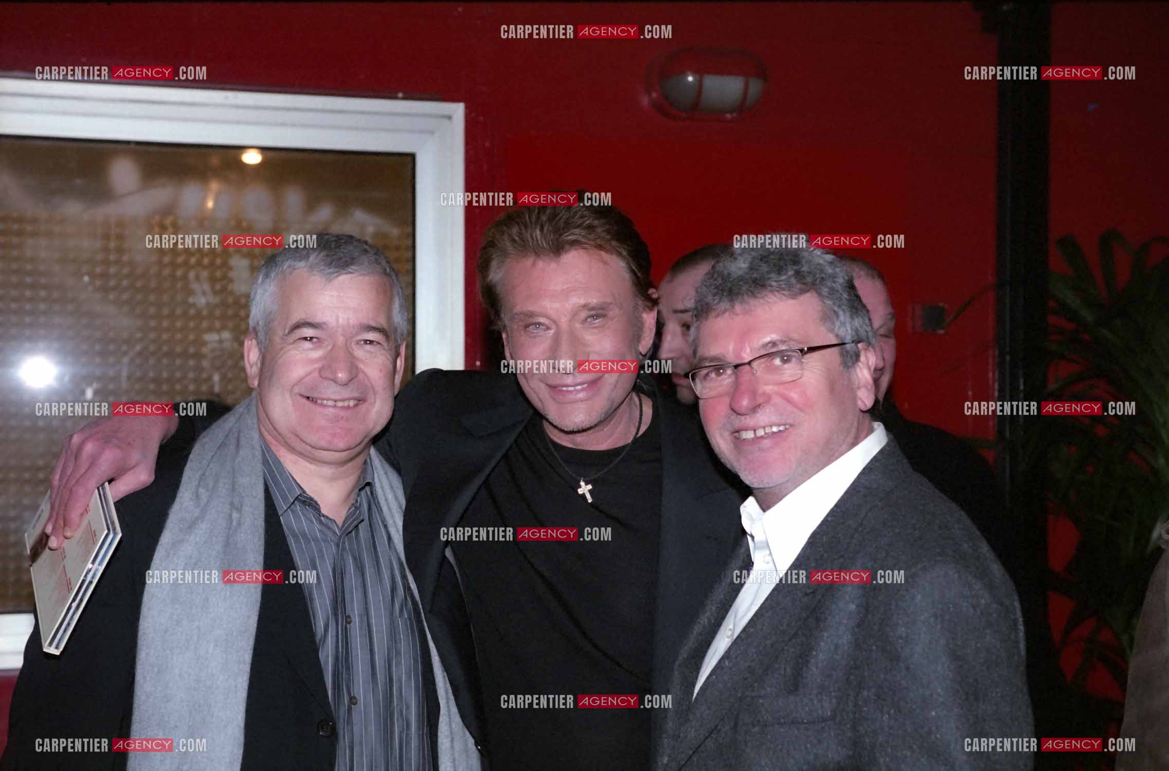 Le chanteur Johnny Hallyday invité pour l’anniversaire des 20 ans du Zénith de Paris. Johnny entouré des deux directeurs du Zénith de Paris, Daniel Karavec et Daniel Colling.  ( Exclusif )