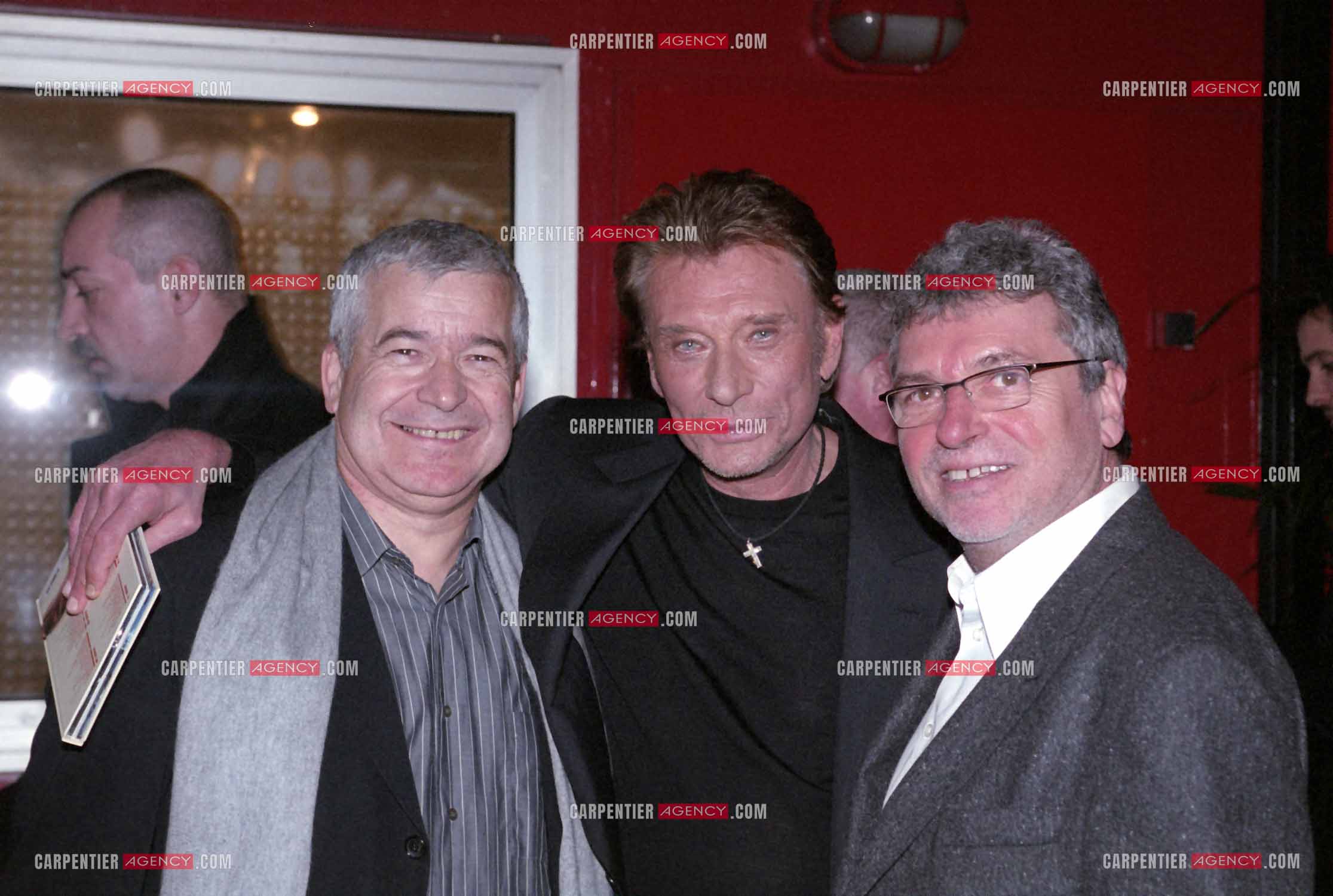 Le chanteur Johnny Hallyday invité pour l’anniversaire des 20 ans du Zénith de Paris. Johnny entouré des deux directeurs du Zénith de Paris, Daniel Karavec et Daniel Colling.  ( Exclusif )