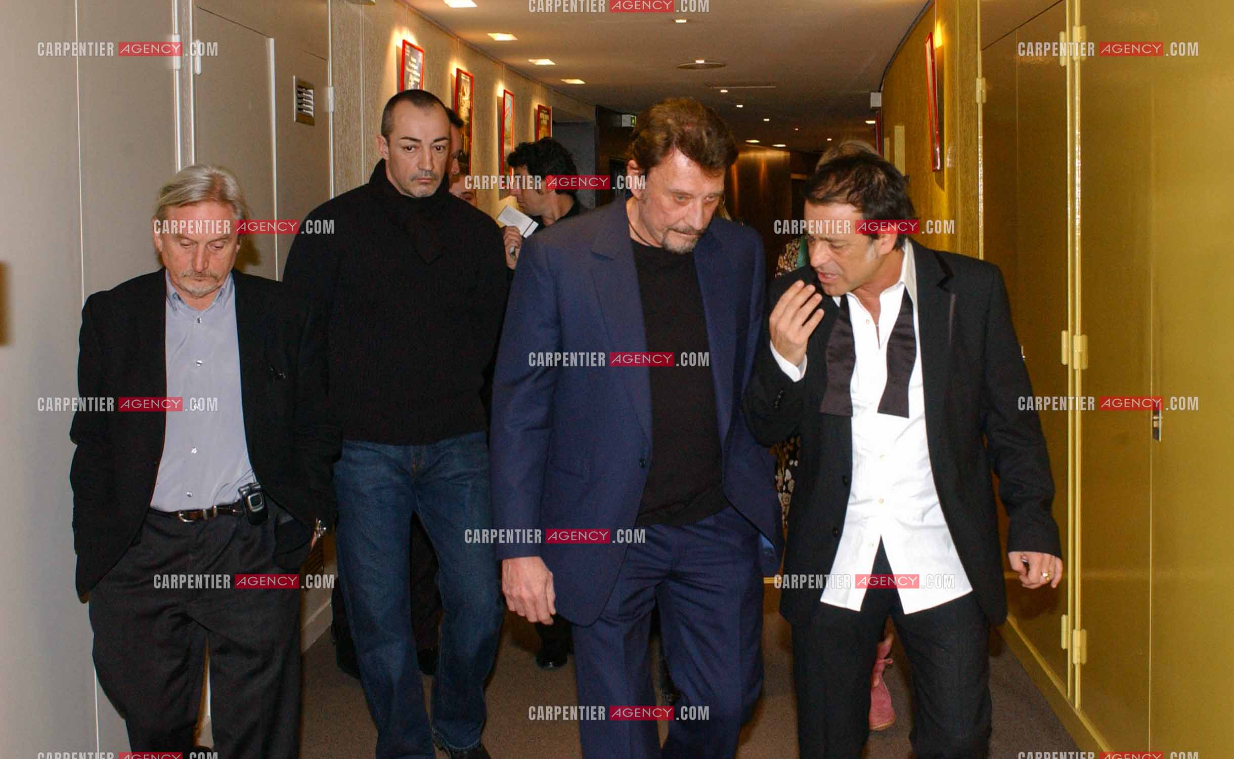 Générale de la comédie musicale “ DON JUAN “ au Palais des Congrès de Paris le 02 Mars 2005. Le restaurateur Claude Bouillon, le garde du corps Patrick Roussel, Johnny Hallyday et Félix Gray.   ( Exclusif )